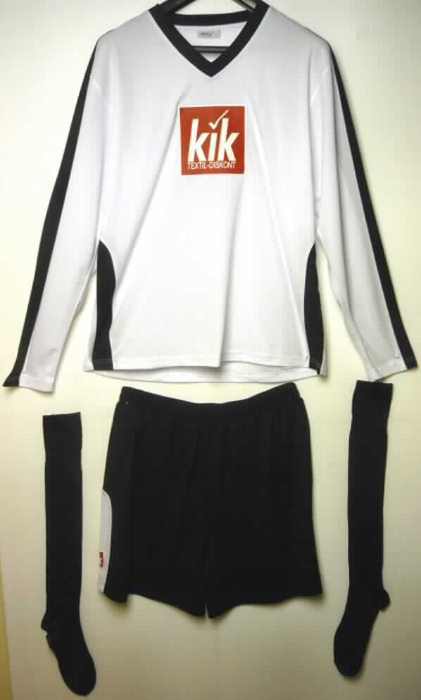 Dreiteilige Zusammenstellung, bestehend aus einem modischen Unterhemd, einer kurzen Hose und Kniestrümpfen, sog. Trikot, Short, Socks (Art. 7351), Größe L, Fotos siehe Anlage,
- laut ergänzenden Antragsangaben in einem Polybeutel gemeinsam für den Einzelverkauf aufgemacht,
- u.a. aufgrund der Ausstattung (mit kurzen Hosenbeinen) kein Trainingsanzug,
- keine Kombination, u.a. weil eine Ware der Position 6109 nicht als deren Bestandteil zugelassen ist,
- getrennte Einreihung aller Bestandteile, weil modisches Unterhemd und kurze Hose nicht zusammen als 
  Kombination in eine Position eingereiht werden dürfen,
- Kniestrümpfe:
-- aus bis zu 1,7 mm dicken, einfarbigen, teilweise gerippten Gewirken aus laut Etikett 85% Nylon, 
   10% Polyester und 5% Elastan (alles synthetische Chemiefasern),
-- schlauchförmig abgepasst gewirkt und an den Fußspitzen durch Zusammennähen konfektioniert,
-- mit ausgearbeiteter Ferse,
-- mit einem ca. 2 cm breiten, elastischen Abschluss am oberen Rand,
-- die Wade bedeckend, bis fast zum Knie reichend.

"Kniestrümpfe, aus Gewirken, nicht in der Unterposition 6115 30 genannte, aus synthetischen
 Chemiefasern"