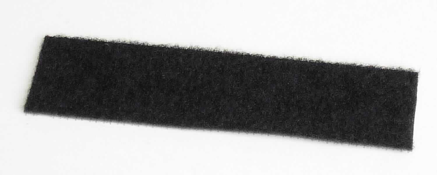 Band, sog. Haken- und Flauschband, Art. Y50001, Foto siehe Anlage,
- als Meterware, mit einer Breite von ca. 38 mm und einer Länge von laut Antrag 25 m, 
- laut Untersuchungsergebnis:
-- zweilagig; aus einem Samtgewebe (sog. Hakenband) und einem Schlingengewebe (sog. Flauschband) 
   aus synthetischen Chemiefasern, die mit ihrer ganzen Fläche aufeinander liegen und durch Kleben miteinander 
   verbunden sind,
-- mit unechten Webkanten (an den Längskanten heiß geschnitten).

"Band, keine Ware der Position 5807, aus Samt bzw. aus Schlingengewebe nach Art der Frottiergewebe, 
 aus Chemiefasern"