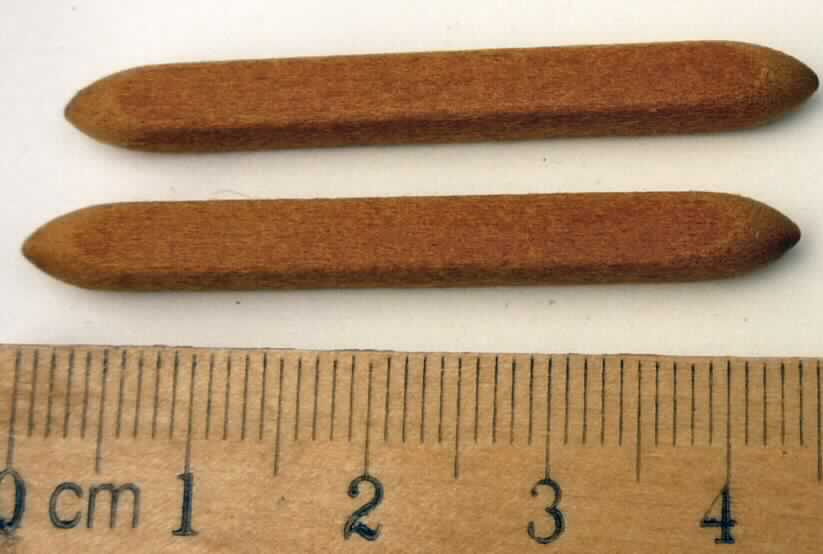 Sog. Ersatzspitze für Marker in Form einer porösen Spitze aus braunen Kunststofffasern
(Acryl) ohne Innenkanal für einen Markierstift (Maße: 4,7 x 0,3 x 0,3 mm = L x B x D).
Die Spitze ist an beiden Enden zugespitzt und abgerundet und weist einen quadratischen
Querschnitt auf.

Diese Ware ist als "poröse Spitze für Markierstifte, ohne Innenkanal" einzureihen.