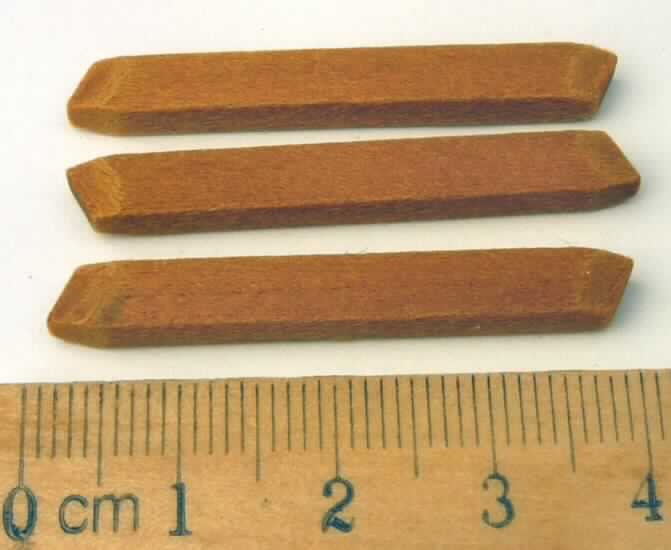 Sog. Ersatzspitze für Marker in Form einer porösen Spitze aus braunen Kunststofffasern
(Acryl) ohne Innenkanal für einen Markierstift (Maße: 4 x 0,5 x 0,3 mm = L x B x D).
Die Spitze läuft an beiden Enden trapezförmig zu und weist einen rechteckigen
Querschnitt auf.

Diese Ware ist als "poröse Spitze für Markierstifte, ohne Innenkanal" einzureihen.