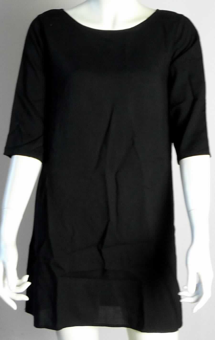 Kleid, sog. gewebtes Viskose Kleid, Art. RSA0391, Größe XS/S, Foto siehe Anlage,
- aus ca. 0,3 mm dicken, einfarbigen Geweben aus laut Antrag 100 % Viskose (künstliche Chemiefasern),
- über den Schritt reichend (Rückenlänge: ca. 80 cm), 
- mit einem runden Ausschnitt,
- ohne Öffnung und ohne Verschluss,
- mit 3/4-langen Ärmeln, 
- am unteren Rand durch Umschlagen und Festnähen gesäumt,
- kann ohne ein weiteres, den Unterkörper bedeckendes Kleidungsstück getragen werden.

"Kleid, aus Geweben, für Frauen, aus künstlichen Chemiefasern, nicht nach dem Batik-Verfahren handbedruckt"