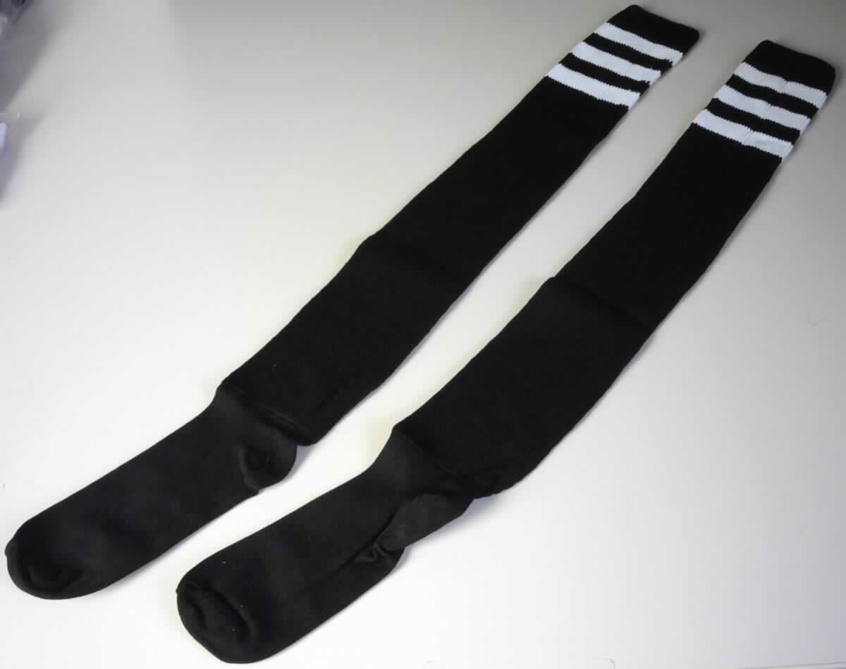 Kniestrümpfe, sog. Strick Socken, Art. RSASKTH-2, in Erwachsenengröße, Foto siehe Anlage,
- paarweise auf einer bedruckten Pappkarte aufgebracht,
- aus bis zu 2,3 mm dicken, buntgewirkten, unterschiedlich strukturierten Gewirken aus laut Antrag 
  80 % Baumwolle, 15 % Nylon und 5 % Elasthan (beides synthetische Chemiefasern); mit einem Titer der 
  einfachen Garne von augenscheinlich mehr als 67 dtex, 
- schlauchförmig abgepasst gewirkt und an den Fußspitzen durch Zusammennähen konfektioniert,
- mit ausgearbeiteter Ferse,
- am oberen Rand mit einem elastischen Abschluss, 
- die Wade bedeckend, bis leicht über das Knie reichend.

"Kniestrümpfe aus Gewirken, andere als solche mit degressiver Kompression, mit einem Titer der einfachen 
 Garne von mehr als 67 dtex, aus Baumwolle"