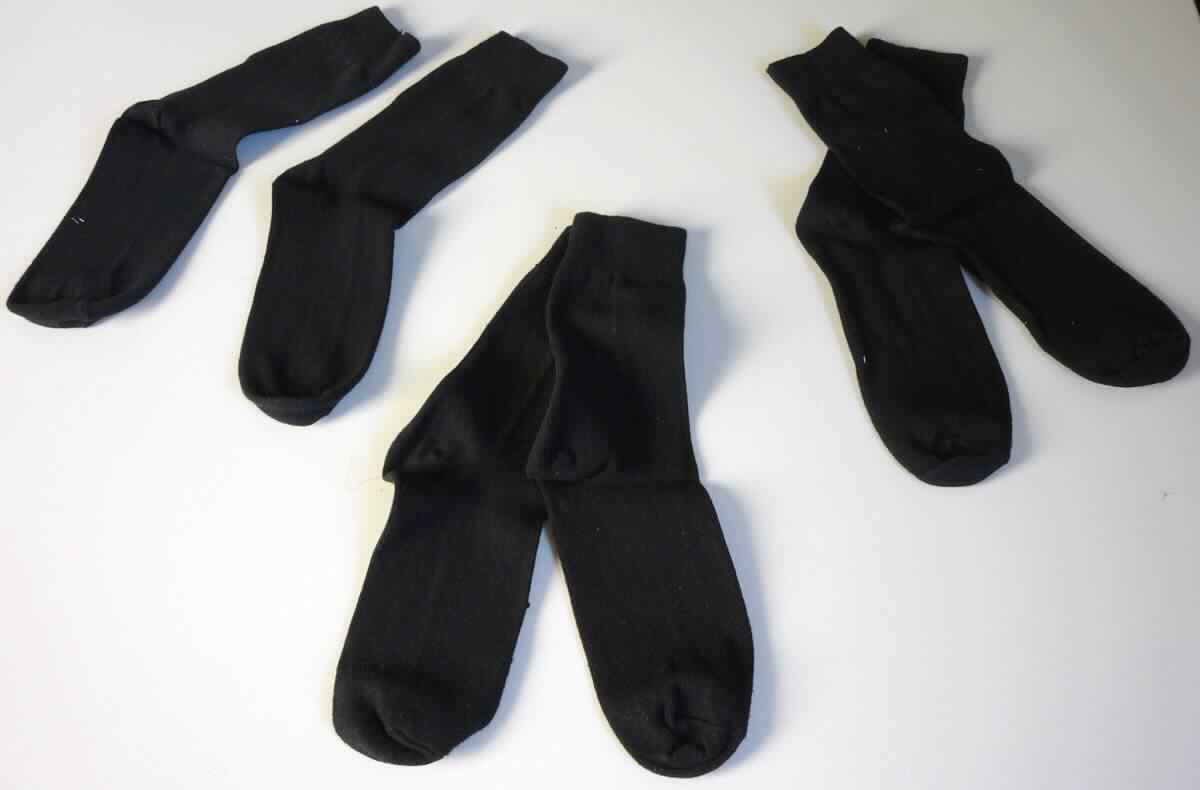 Socken, sog. Strick Socken, Art. SKPAC-5, in Erwachsenengröße, Foto siehe Anlage,
- mit drei Paar auf einer bedruckten Pappkarte aufgebracht,
- aus ca. 1,3 mm dicken, einfarbigen Gewirken aus laut Antrag 80 % Baumwolle, 15 % Nylon und 5 % Elasthan 
  (beides synthetische Chemiefasern),
- schlauchförmig abgepasst gewirkt und an den Fußspitzen durch Zusammennähen konfektioniert; mit 
  ausgearbeiteter Ferse, 
- am oberen Rand mit einem ca. 3,5 cm breiten, elastischen Abschluss versehen,
- die Knöchel bedeckend, nicht über die Waden reichend.

"Socken aus Gewirken, aus Baumwolle"