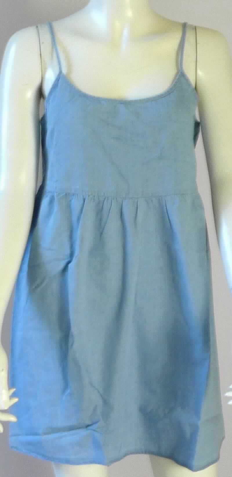 Bluse, sog. gewebtes Baumwollkleid, Art.-Nr. RSADM318, Größe XS/S, Foto siehe Anlage,
- aus ca. 0,4 mm dicken (leichten), buntgewebten Geweben aus laut Antrag 100 % Baumwolle,
- über den Schritt reichend (Rückenlänge: ca. 76 cm), 
- mit schmalen Schulterträgern (sog. Spaghetti-Träger),
- ohne Öffnung und ohne Verschluss, ohne Hinweise auf den Trägerkreis (unisex),
- am unteren Rand durch Umschlagen und Festnähen gesäumt,
- kann aufgrund der geringen Länge nicht ohne ein weiteres, den Unterkörper bedeckendes Kleidungsstück
  getragen werden, somit kein Kleid.

"Bluse, aus Geweben, für Frauen, aus Baumwolle"