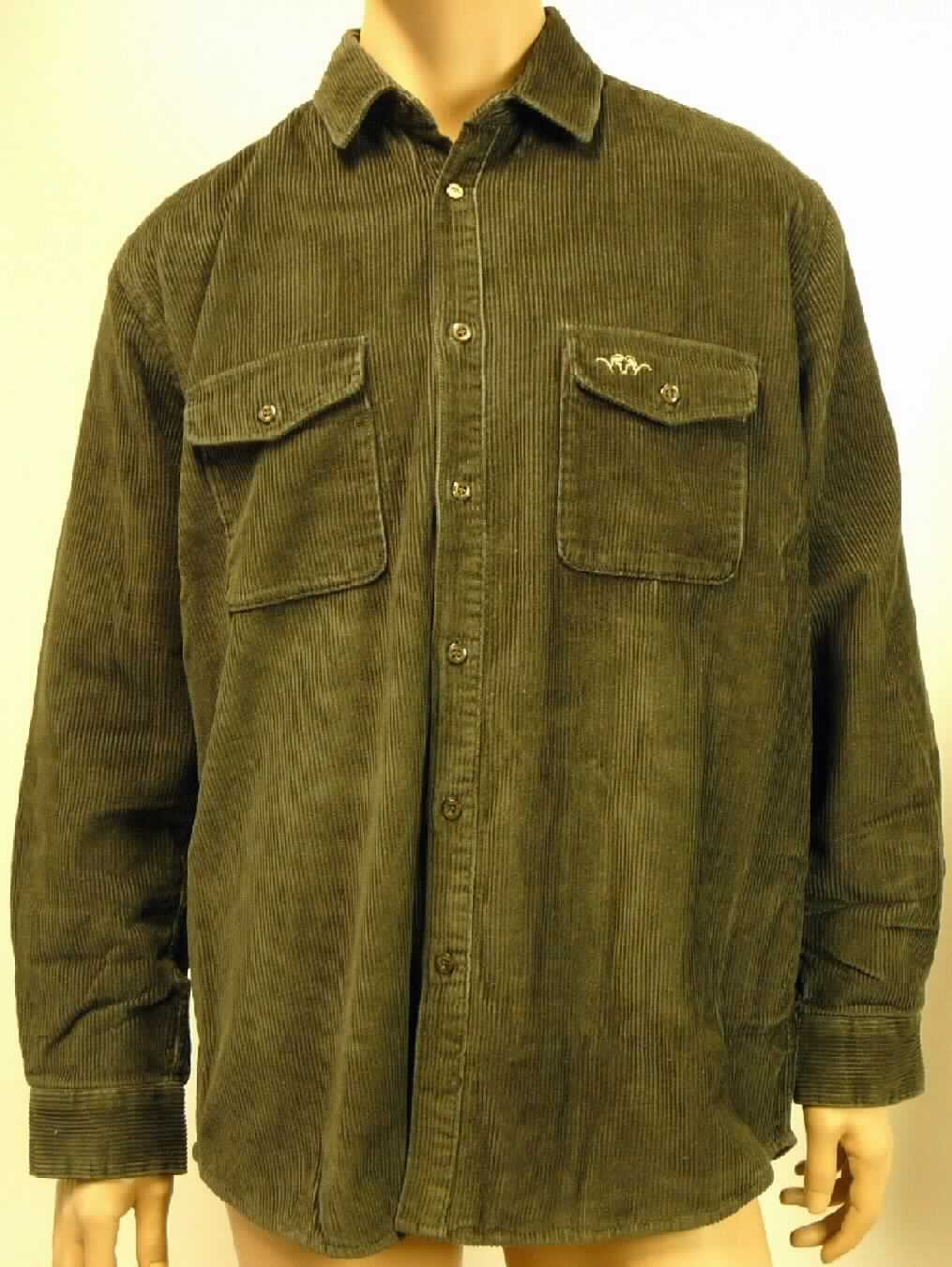 Jacke, Größe L, Foto siehe Anlage,
- aus ca. 1,5 mm dicken, einfarbigen Rippenschusssamtgeweben aus lt. Antrag 100 % Baumwolle,
- gefüttert, 
- über die Taille reichend (Rückenlänge: ca. 81 cm),
- mit Umlegekragen,
- vorn mit einer durchgehendenden Öffnung mit Knopfverschluss von links über rechts (Männerkleidung),
- mit langen Ärmeln,
- mit zwei aufgesetzten Brusttaschen, 
- am unteren Rand gesäumt,
- weist aufgrund der Ausstattung eine gewisse Formstabilität auf, somit kein Hemd der Position 6205,
- nach Material und Ausstattung nicht erkennbar dazu bestimmt, zum Schutz bei der Ausübung einer beruflichen 
  Tätigkeit getragen zu werden (keine Arbeits- und Berufskleidung).

"Jacke, aus Geweben, für Männer, aus Baumwolle, keine Arbeits- und Berufskleidung"