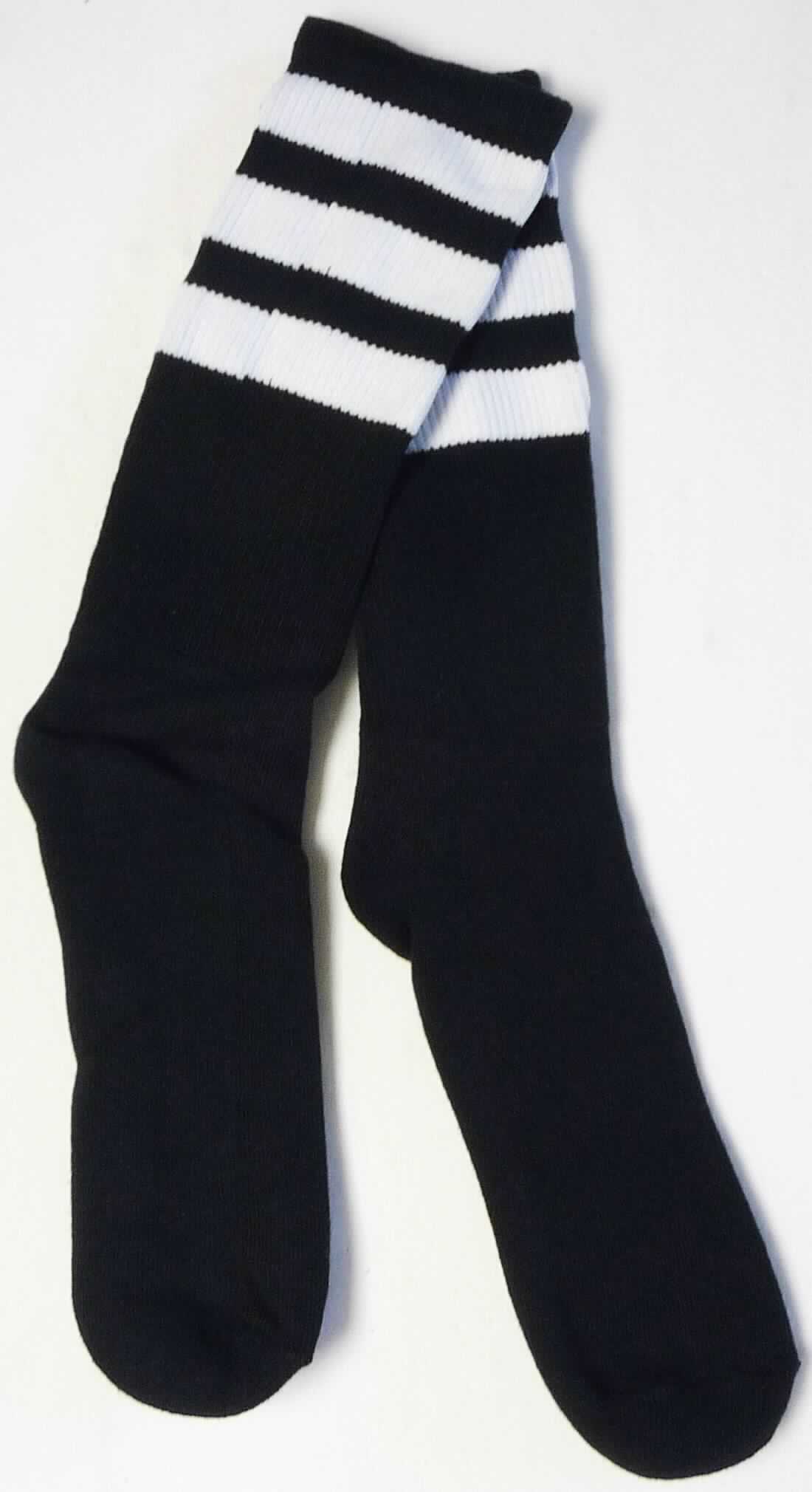 Socken, sog. Strick Socken, Art. RSASK-2, in Erwachsenengröße, Foto siehe Anlage,
- paarweise auf einer bedruckten Pappkarte aufgebracht,
- aus ca. 1,5 mm dicken, buntgewirkten Gewirken aus laut Antrag 80 % Baumwolle, 15 % Nylon und 5 % Elasthan 
  (beides synthetische Chemiefasern),
- schlauchförmig abgepasst gewirkt und an den Fußspitzen durch Zusammennähen konfektioniert; mit 
  ausgearbeiteter Ferse, 
- am oberen Rand umgeschlagen und mit einem ca. 1,5 cm breiten, elastischen Abschluss versehen,
- die Knöchel bedeckend, nicht über die Waden reichend.

"Socken aus Gewirken, aus Baumwolle"