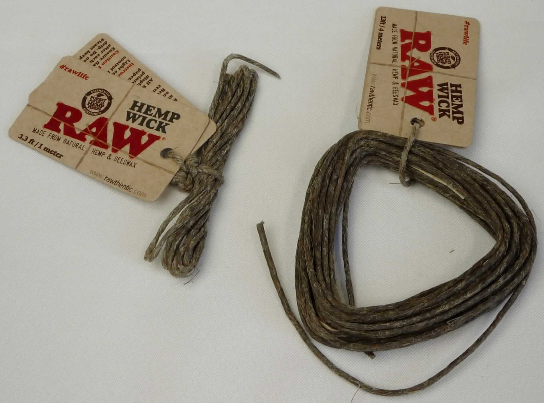 Bindfaden, sog. Kerzendocht aus Hanf, Foto siehe Anlage,
- als Meterware, mit einem Durchmesser von ca. 2 mm und laut Antrag mit einer Länge von 1 m bzw. 4 m,
- gedrehtes Garn aus laut Antrag 100 % Hanf, (nicht geflochten, damit keine Ware der Position 5908),
- laut Antrag gewachst (= poliert),
- mit einem Titer von mehr als 1429 dtex,
- erleichtert laut Antrag das Anzünden einer Zigarette.

"Bindfaden, aus Hanf"