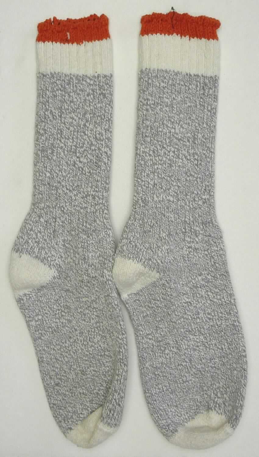 Socken, sog. Strick Socken, Art. RSASK-4, in Erwachsenengröße, Foto siehe Anlage,
- paarweise auf eine bedruckte Pappkarte aufgebracht,
- aus ca. 2,6 mm dicken, buntgewirkten Gewirken aus laut Antrag 68 % Baumwolle, 20 % Acryl, 9 % Nylon,
  2 % Polyester und 1 % Elasthan (alles synthetische Chemiefasern),
- schlauchförmig abgepasst gewirkt und an den Fußspitzen durch Zusammennähen konfektioniert; mit 
  ausgearbeiteter Ferse, 
- am oberen Rand abgepasst hergestellt,
- die Knöchel bedeckend, nicht über die Waden reichend.

"Socken aus Gewirken, aus Baumwolle"