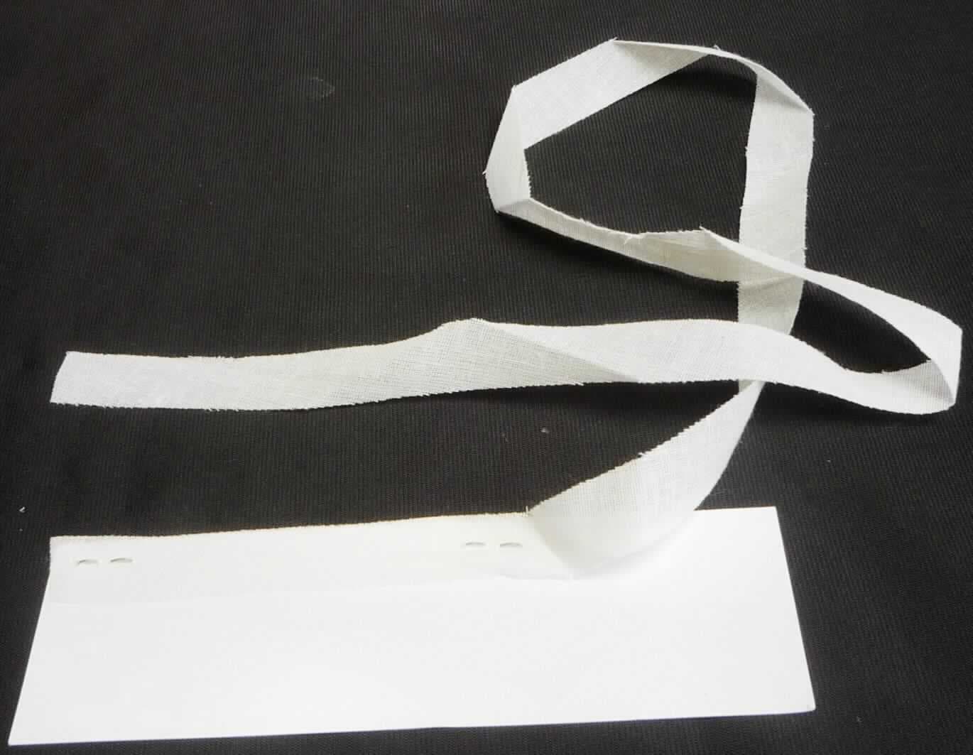Schmalgewebe, sog. Gewebe-/Schrägband für Damenoberbekleidung, Art.-Nr. 524, Foto siehe Anlage,
- als Meterware, mit einer Breite von ca. 1,6 cm,
- aus laut Antrag 100 % Baumwolle,
- roh,
- in Leinwandbindung,
- mit einem Quadratmetergewicht von laut Antrag 85 Gramm,
- kein Verbandmull,
- kein Schrägband, da ohne gefalzte Ränder; kein Band, da ohne Webkanten (nicht gegen Ausriefeln der 
  Streifenkanten behandelt).

"Gewebe aus Baumwolle, mit einem Anteil an Baumwolle von mehr als 85 GHT und einem Quadratmetergewicht
 von weniger als 200 g, roh, in Leinwandbindung, mit einem Quadratmetergewicht von weniger als 100 g, kein 
 Verbandmull"