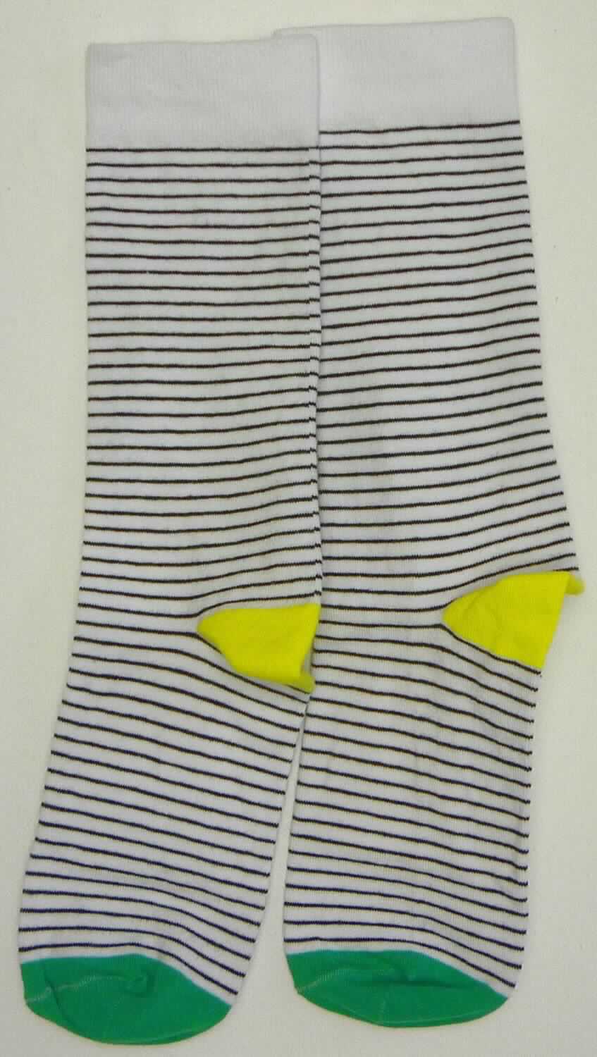 Socken, sog. Strick Strümpfe, Art. RSASKUP, in Erwachsenengröße, Foto siehe Anlage,
- paarweise auf eine bedruckte Pappkarte aufgebracht,
- aus ca. 1 mm dicken, buntgewirkten Gewirken aus laut Antrag 67 % Baumwolle, 31 % Nylon und 2 % Elasthan 
  (beides synthetische Chemiefasern),
- schlauchförmig abgepasst gewirkt und an den Fußspitzen durch Zusammennähen konfektioniert; mit 
  ausgearbeiteter Ferse, 
- am oberen Rand umgeschlagen und mit einem ca. 3 cm breiten, elastischen Abschluss versehen,
- die Knöchel bedeckend, nicht über die Waden reichend.

"Socken aus Gewirken, aus Baumwolle"