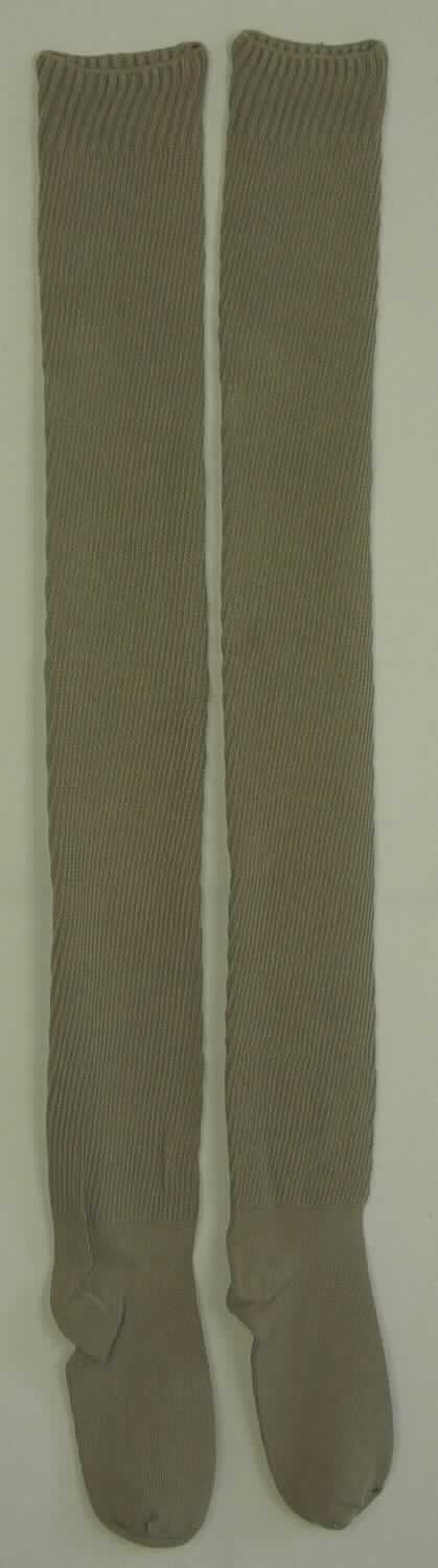 Kniestrümpfe, sog. Strick Socken, Art. RSASKTH-7, in Erwachsenengröße, Foto siehe Anlage,
- auf einer bedruckten Pappkarte aufgebracht, 
- aus bis zu 2,6 mm dicken, einfarbigen, unterschiedlich strukturierten Gewirken aus laut Antrag 90 % Baumwolle, 
  9 % Nylon und 1 % Elasthan (beide synthetische Chemiefasern); mit einem Titer der einfachen Garne von 
  augenscheinlich mehr als 67 dtex, 
- schlauchförmig abgepasst gewirkt und an den Fußspitzen durch Zusammennähen konfektioniert,
- mit ausgearbeiteter Ferse,
- am oberen Rand mit einem elastischen Abschluss, 
- die Wade bedeckend, bis leicht über das Knie reichend.

"Kniestrümpfe aus Gewirken, nicht mit degressiver Kompression, mit einem Titer der einfachen Garne von mehr 
 als 67 dtex, aus Baumwolle"