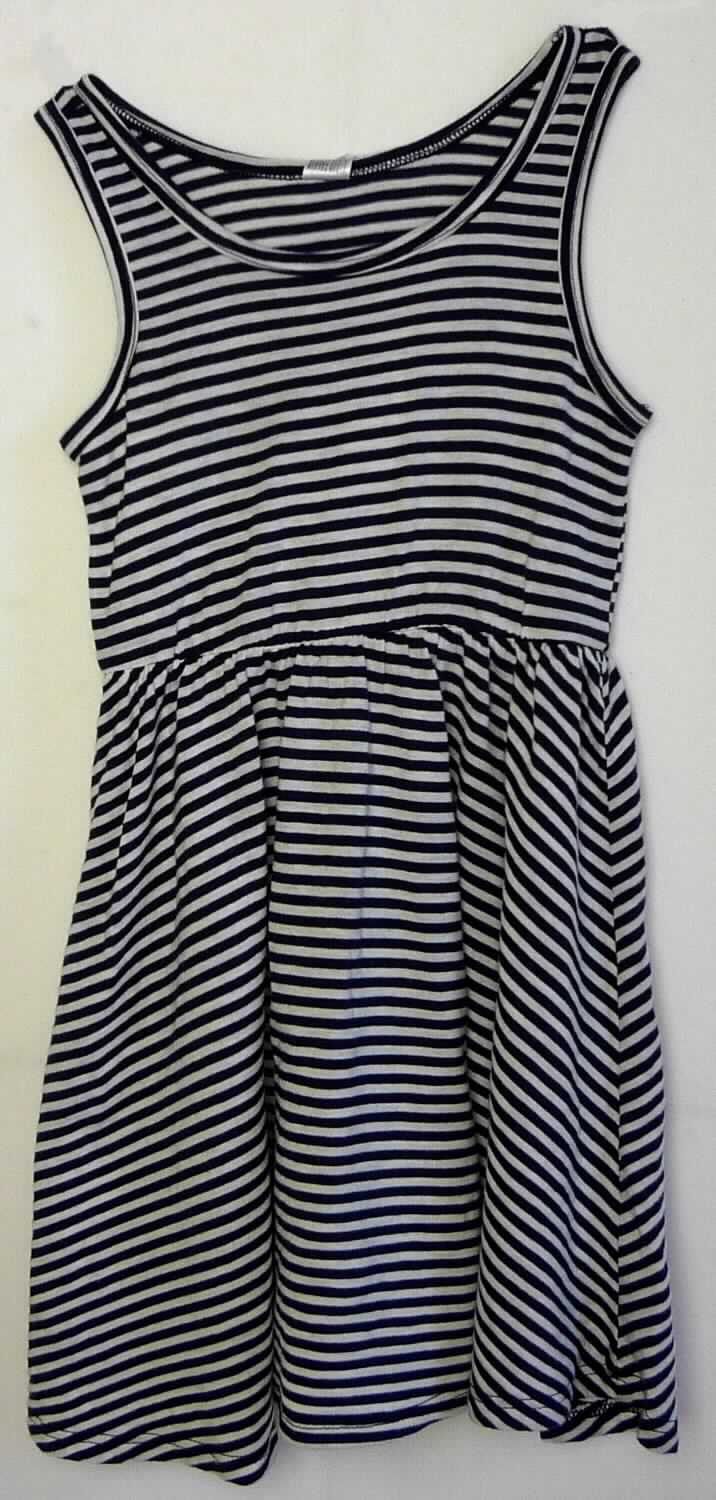 Kleid, sog. Skater Kleid für Kleinkinder, Art.-Nr. RSA0140, Größe 2 Jahre (entspricht Konfektionsgröße 92), Foto siehe Anlage,
- aus ca. 0,6 mm dicken, buntgewirkten Gewirken aus laut Antrag 56 % Baumwolle und 44 % Viskose (künstliche
  Chemiefasern),
- bis knapp zum Knie reichend (Rückenlänge: ca. 53 cm),
- mit einem runden Halsausschnitt,
- ohne Öffnung und ohne Verschluss,
- ärmellos,
- am unteren Rand durch Umschlagen und Festnähen gesäumt,
- ist nicht für Kleinkinder mit einer Körpergröße von bis zu 86 cm bestimmt,
- kann ohne ein weiteres, den Unterkörper bedeckendes Kleidungsstück getragen werden.

"Kleid, aus Gewirken, für Mädchen, aus Baumwolle"