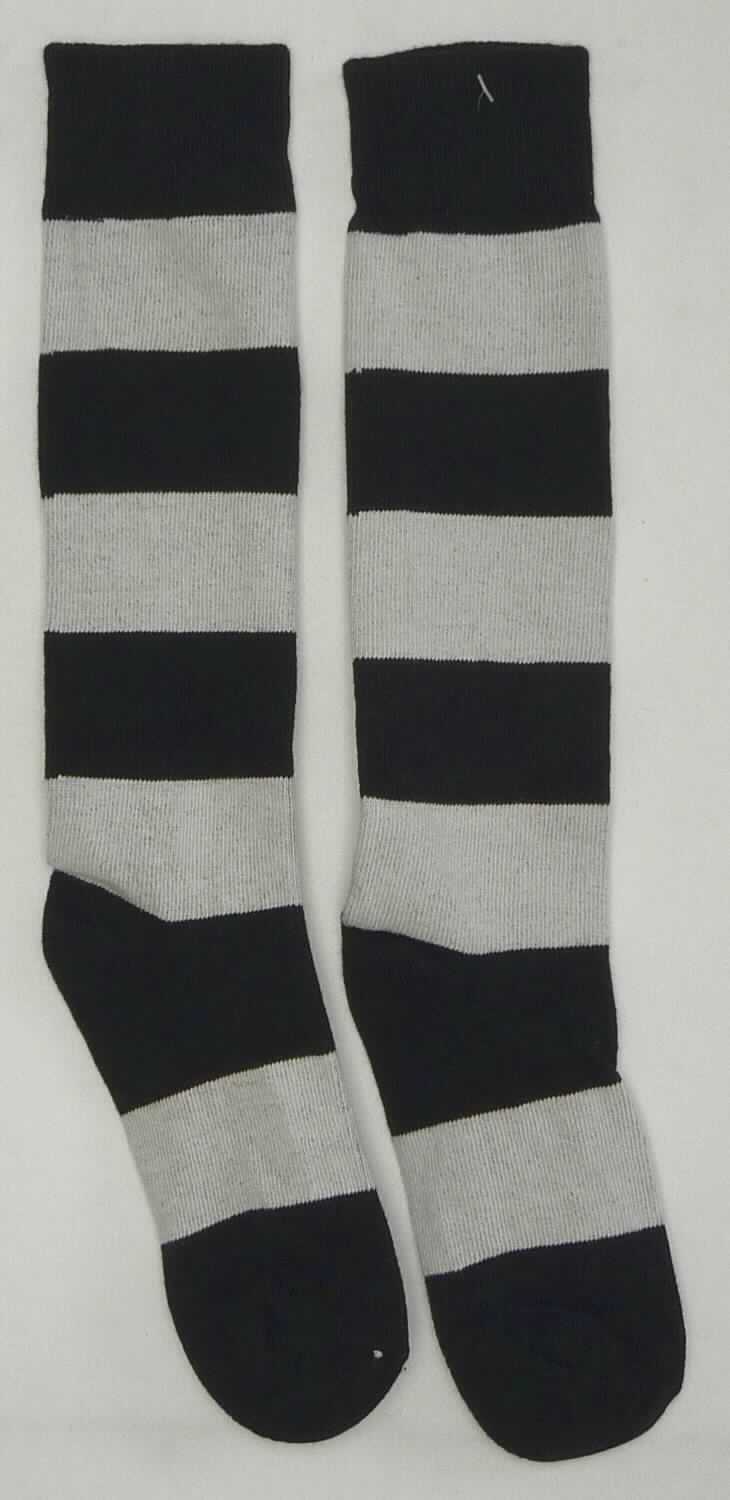 Kniestrümpfe, sog. Strick Socken, Art. RSASKFK, in Erwachsenengröße, Foto siehe Anlage,
- paarweise auf eine bedruckte Pappkarte aufgebracht,
- aus ca. 1,5 mm dicken, buntgewirkten Gewirken aus laut Antrag 100 % Baumwolle; lt. Antrag mit einem Titer der 
  einfachen Garne von 825 dtex, 
- schlauchförmig abgepasst gewirkt und an den Fußspitzen durch Zusammennähen konfektioniert; mit 
  ausgearbeiteter Ferse, 
- am oberen Rand umgeschlagen und mit einem ca. 4,5 cm breiten, elastischen Abschluss versehen,
- die Waden bedeckend, bis fast zum Knie reichend,
- ohne degressive Kompression.

"Kniestrümpfe aus Gewirken, andere als solche mit degressiver Kompression, mit einem Titer der einfachen 
 Garne von mehr als 67 dtex, aus Baumwolle"