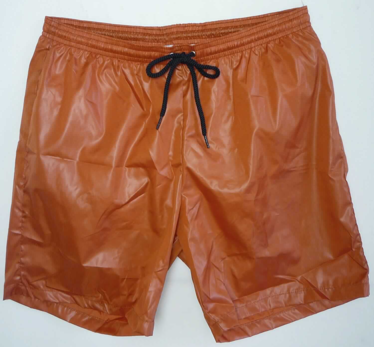 Kurze Hose, sog. Poly Bademode, Art. RSASM400, Größe M, Foto siehe Anlage,
- aus ca. 0,1 mm dicken, einfarbigen Geweben aus laut Antrag 100 % Polyester (synthetische Chemiefasern),
- in der Taille abschließend, mit einem ca. 3 cm breiten, elastischen Bund mit Tunnelzug,
- ohne Öffnung und ohne Verschluss,
- ohne Hinweise auf den Trägerkreis (unisex), 
- mit einem netzartigen Innenslip,
- hinten mit einer aufgesetzen Gesäßtasche mit Patte mit punktuellem Klettverschluss (somit keine Badehose),
- mit kurzen Hosenbeinen, die nicht das Knie bedecken (Seitenlänge: ca. 42 cm),
- an den Beinabschlüssen durch Umschlagen und Festnähen gesäumt.

"Kurze Hose, aus Geweben, für Frauen, aus synthetischen Chemiefasern, nicht nach dem Batik-Verfahren 
 handbedruckt"
