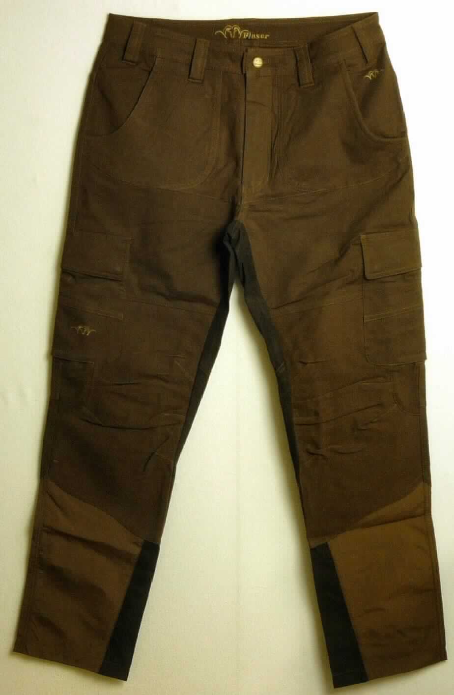 Lange Hose, Größe 50, Foto siehe Anlage,
- aus unterschiedlichen, ca. 0,4 mm, 0,6 mm und 1,1 mm dicken, einfarbigen und buntgewebten 
  Geweben aus lt. Etikett 98 % Baumwolle und 2 % Elasthan (synthetische Chemiefasern); mit 
  Einsätzen aus mit Kunststoff überzogenen Geweben der Position 5903, 
- in der Taille abschließend; mit einem angesetzten Taillenbund mit Gürtelschlaufen,
- vorn mit einer Öffnung mit Reißverschluss, mit Patte und Knopfverschluss im Taillenbund 
  von links über rechts (Männerkleidung),
- mit unterschiedlichen Taschen,
- mit knöchellangen Hosenbeinen, an den Beinabschlüssen gesäumt,
- lässt nicht erkennen, dass sie dazu bestimmt ist, zum Schutz bei der Ausübung einer beruflichen 
  Tätigkeit getragen zu werden (somit keine Arbeits- und Berufskleidung).

"Lange Hose, aus Geweben, für Männer, aus Baumwolle, andere als Arbeits- und Berufsbekleidung, 
 andere als in den Unterpositionen 6203 4231 und 6203 4233 genannte"