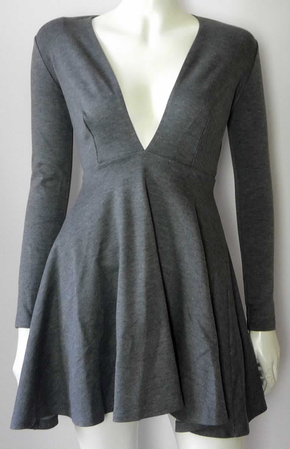 Kleid, sog. Strickkleid für Frauen, Art.-Nr. RSAPO3142, Größe S, Foto siehe Anlage,
- aus ca. 0,9 mm dicken, buntgewirkten Gewirken aus laut Antrag 98 % Viskose (künstliche Chemiefasern) und 
  2 % Elasthan (synthetische Chemiefasern),
- über den Schritt reichend (Rückenlänge: ca. 80 cm),
- mit einem V-förmigen Ausschnitt,
- ohne Öffnung und ohne Verschluss,
- mit langen Ärmeln,
- mit Brustabnähern,
- am unteren Rand durch Umschlagen und Festnähen gesäumt,
- kann aufgrund der Länge ohne ein weiteres, den Unterkörper bedeckendes Kleidungsstück getragen werden.

"Kleid, aus Gewirken, für Frauen, aus künstlichen Chemiefasern"
