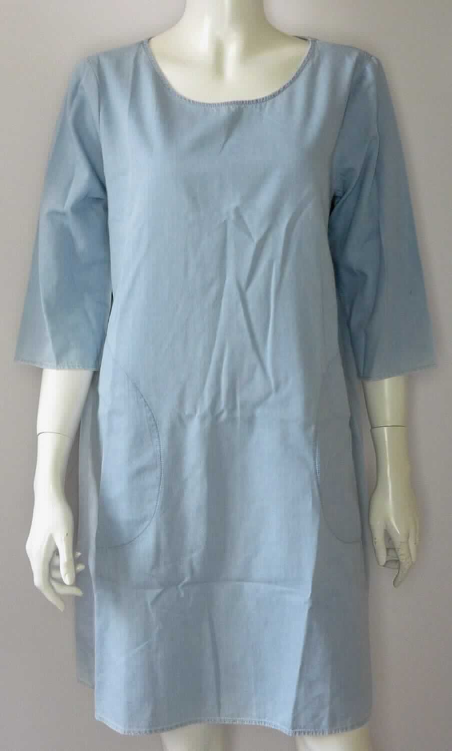 Kleid, sog. gewebtes Hängerkleid, Art. RSADM391, Größe M/L, Foto siehe Anlage,
- aus ca. 0,5 mm dicken, einfarbigen Geweben aus laut Antrag 100 % Baumwolle,
- über den halben Oberschenkel reichend (Rückenlänge: ca. 90 cm),
- mit einem runden Ausschnitt,
- ohne Öffnung und ohne Verschluss,
- mit 3/4-langen Ärmeln,
- seitlich mit eingesetzten, offenen Taschen unterhalb der Taille, 
- am unteren Rand durch Umschlagen und Festnähen gesäumt,
- kann ohne ein weiteres, den Unterkörper bedeckendes Kleidungsstück getragen werden.

"Kleid aus Geweben, für Frauen, aus Baumwolle, nicht nach dem Batik-Verfahren handbedruckt"