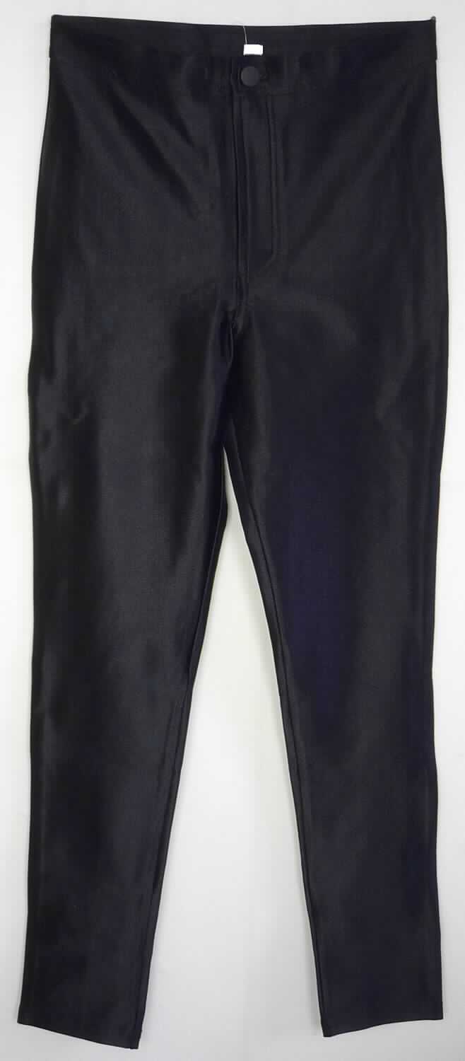 Lange Hose, sog. Strick Nylon Leggings, Art. RSAAH300, Größe M, Foto siehe Anlage,
- aus ca. 0,7 mm dicken, einfarbigen Gewirken aus laut Antrag 90 % Nylon und 10 % Elasthan (beides 
  synthetische Chemiefasern),
- in der Taille abschließend, mit einem ca. 3 cm breiten, angesetzten Taillenbund,
- vorn mit einer Öffnung mit Reißverschluss und Patte mit Knopfverschluss von links über rechts (Männerkleidung), 
  damit keine Ware der Position 6104,
- hinten mit zwei aufgesetzten, offenen Gesäßtaschen,
- mit knöchellangen Hosenbeinen, 
- an den Beinabschlüssen durch Umschlagen und Festnähen gesäumt,

"Lange Hose, aus Gewirken, für Männer, aus synthetischen Chemiefasern"