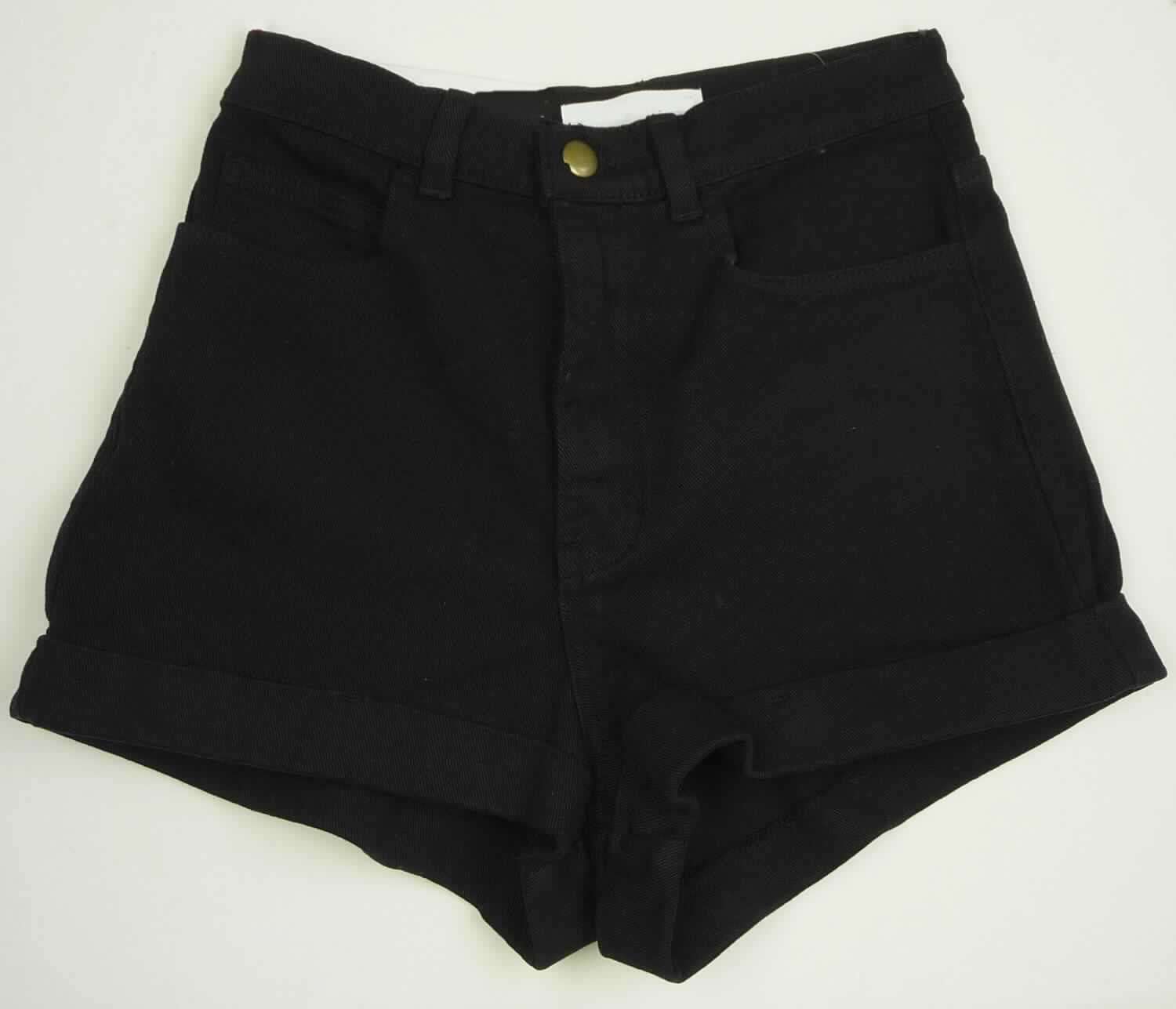 Kurze Hose, Art. RSASD303G, Größe 24/25, Foto siehe Anlage,
- aus ca. 1 mm dicken, einfarbigen Geweben aus laut Antrag 98 % Baumwolle und 2 % Elasthan (synthetische 
  Chemiefasern),
- in der Taille abschließend, mit einem ca. 3,5 cm breiten, angesetzten Taillenbund mit Gürtelschlaufen,
- vorn mit einer Öffnung mit Reißverschluss und Patte von links über rechts (Männerkleidung; deshalb keine Ware
  der Position 6204), die im Bund mit einem Knopf geschlossen wird,
- vorn mit zwei eingesetzten, offenen Taschen und einer aufgesetzten, kleinen Tasche sowie hinten mit zwei 
  aufgesetzten, offenen Gesäßtaschen,
- mit kurzen Hosenbeinen, die nicht die Knie bedecken (Seitenlänge: ca. 27 cm),
- an den Beinabschlüssen durch Umschlagen und Festnähen gesäumt.

"Kurze Hose, aus Geweben, für Männer, aus Baumwolle"