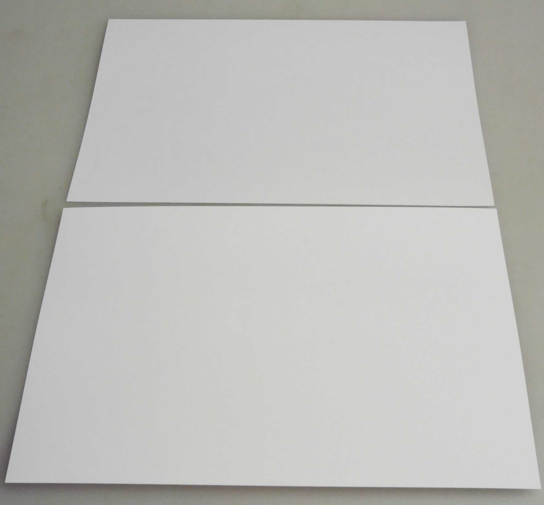 Bei dem als "Glossy Hochglanz Fotopapier" bezeichneten Erzeugnis handelt es sich nach dem Untersuchungsergebnis um beidseitig mit anorganischen Stoffen gestrichenes Papier aus gebleichtem, chemischem Halbstoff aus Laubholz, mit einem auf die Gesamtfasermenge bezogenen Gehalt an Sulfat- oder Natronzellstoff von mehr als 80 GHT, ohne Gehalt an mechanischem oder chemisch-mechanischem Halbstoff. Es hat ein Quadratmetergewicht von mehr als 150 g, ist nicht in der Masse gefärbt, weist einen Weißgrad (Reflexionsfaktor) von mehr als 60%,  eine Dicke von 247 Mikrometer (Mikron) sowie einen Aschegehalt von mehr als 3 GHT auf. Es wird in ungefalteten Bogen (Format 13 x 18 cm) eingeführt, die zu 50 Stück gemeinsam mit bedruckten Papiereinlegern und einem Pappzuschnitt in Kunststofffolie verpackt sind. 

Derartige Waren gehören als "Kraftpapiere und -pappen, beidseitig mit anorganischen Stoffen gestrichen, von der Art wie sie als Schreibpapiere, Druckpapiere oder als Papiere zu anderen grafischen Zwecken verwendet werden, ohne Gehalt an Fasern in einem mechanischen oder chemisch-mechanischen Aufbereitungsverfahren gewonnen, in Bogen, die ungefaltet auf einer Seite nicht mehr als 435 mm und auf der anderen Seite nicht mehr als 297 mm messen" zum TARIC-Code 4810 14 00 80.