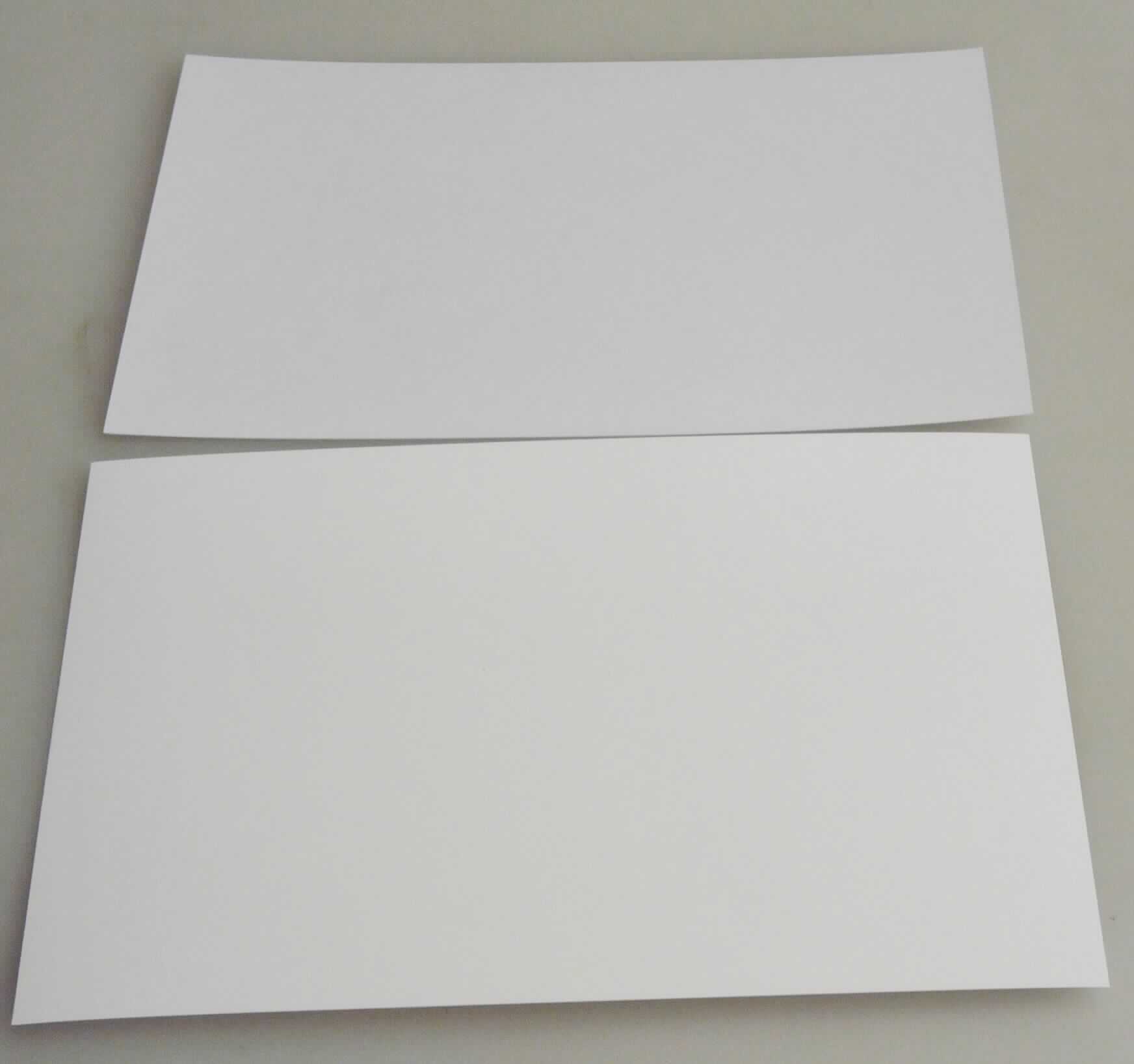 Bei dem als "Glossy Hochglanz Fotopapier" bezeichneten Erzeugnis handelt es sich nach dem Untersuchungsergebnis um einseitig mit anorganischen Stoffen gestrichenes Papier aus hauptsächlich gebleichtem, chemischem Halbstoff aus Laubholz, mit einem auf die Gesamtfasermenge bezogenen Gehalt an Sulfat- oder Natronzellstoff von mehr als 80 GHT, ohne Gehalt an mechanischem oder chemisch-mechanischem Halbstoff. Es hat ein Quadratmetergewicht von mehr als 150 g, ist nicht in der Masse gefärbt, weist einen Weißgrad (Reflexionsfaktor) von mehr als 60%,  eine Dicke von 243 Mikrometer (Mikron) sowie einen Aschegehalt von mehr als 3 GHT auf. Es wird in ungefalteten Bogen (Format 10 x 15 cm) eingeführt, die zu 50 Stück gemeinsam mit bedruckten Papiereinlegern und einem Pappzuschnitt in Kunststofffolie verpackt sind. 

Derartige Waren gehören als "Kraftpapiere und -pappen, einseitig mit anorganischen Stoffen gestrichen, von der Art wie sie als Schreibpapiere, Druckpapiere oder als Papiere zu anderen grafischen Zwecken verwendet werden, ohne Gehalt an Fasern in einem mechanischen oder chemisch-mechanischen Aufbereitungsverfahren gewonnen, in Bogen, die ungefaltet auf einer Seite nicht mehr als 435 mm und auf der anderen Seite nicht mehr als 297 mm messen" zum TARIC-Code 4810 14 00 80.