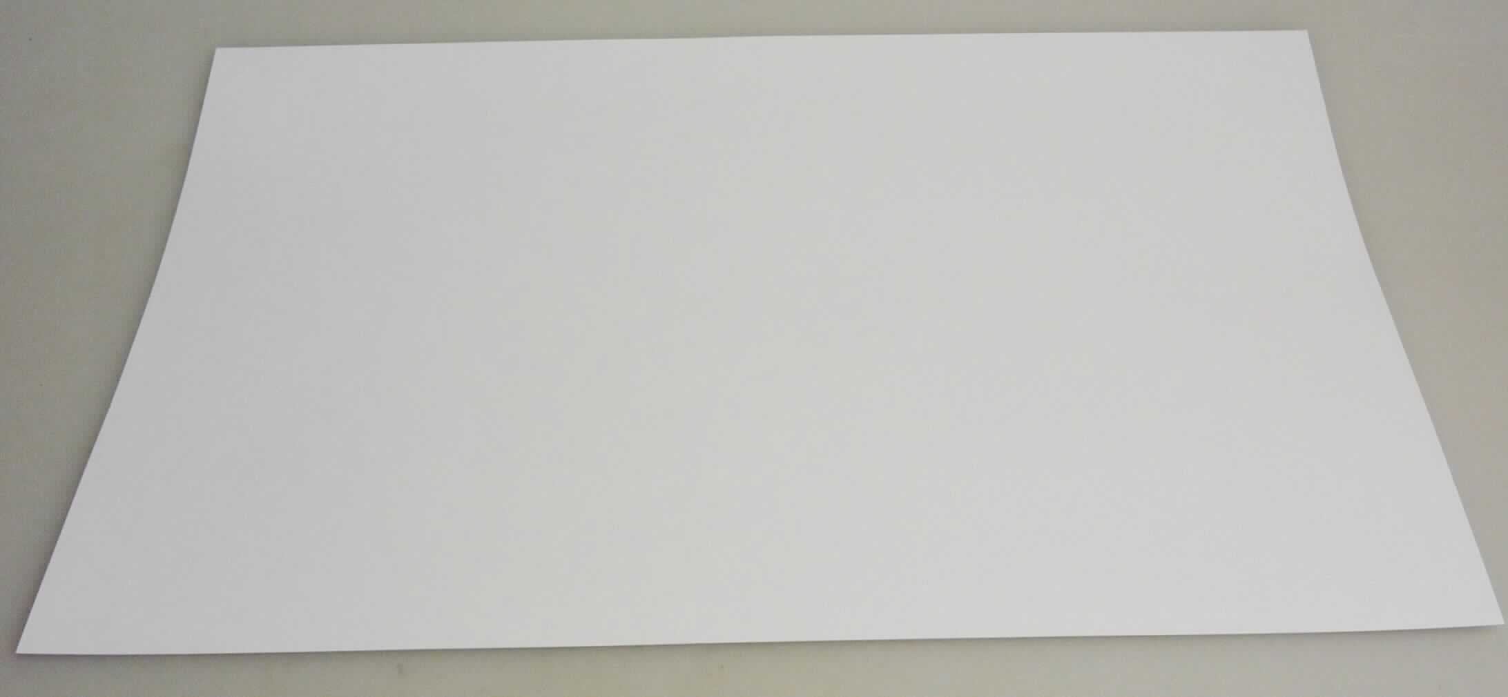 Bei dem als "Fotopapier Matt A4, 2-seitig" bezeichneten Erzeugnis handelt es sich nach dem Untersuchungsergebnis um beidseitig mit anorganischen Stoffen gestrichenes Papier aus hauptsächlich gebleichtem, chemischem Halbstoff aus Holz, mit einem auf die Gesamtfasermenge bezogenen Gehalt an Sulfat- oder Natronzellstoff von mehr als 80 GHT, ohne Gehalt an mechanischem oder chemisch-mechanischem Halbstoff. Es hat ein Quadratmetergewicht von mehr als 150 g, ist nicht in der Masse gefärbt, weist einen Weißgrad (Reflexionsfaktor) von mehr als 60%,  eine Dicke von 239 Mikrometer (Mikron) sowie einen Aschegehalt von mehr als 3 GHT auf. Es wird in ungefalteten Bogen (Format DIN A4) eingeführt, die zu 50 Stück gemeinsam mit bedruckten Papiereinlegern und einem Pappzuschnitt in Kunststofffolie verpackt sind. 

Derartige Waren gehören als "Kraftpapiere und -pappen, beidseitig mit anorganischen Stoffen gestrichen, von der Art wie sie als Schreibpapiere, Druckpapiere oder als Papiere zu anderen grafischen Zwecken verwendet werden, ohne Gehalt an Fasern in einem mechanischen oder chemisch-mechanischen Aufbereitungsverfahren gewonnen, in Bogen, die ungefaltet auf einer Seite nicht mehr als 435 mm und auf der anderen Seite nicht mehr als 297 mm messen" zum TARIC-Code 4810 14 00 80.