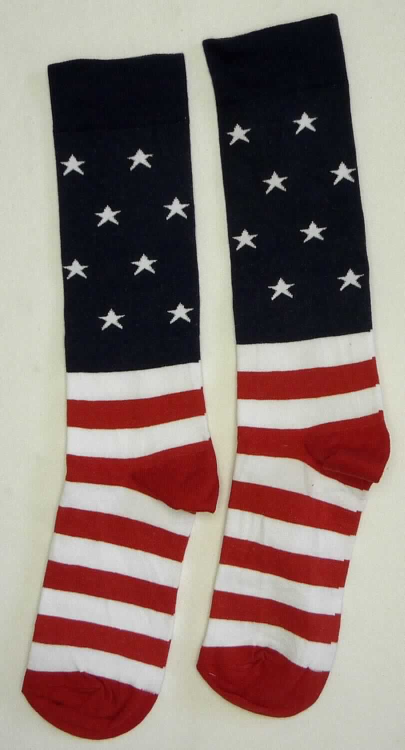 Socken, sog. Strick Socken, Art. RSASK-SS, in Erwachsenengröße, Foto siehe Anlage,
- paarweise auf eine bedruckte Pappkarte aufgebracht,
- aus ca. 1,2 mm dicken, buntgewirkten Gewirken aus laut Antrag 61 % Baumwolle, 38 % Nylon und 1 % Elasthan 
  (beides synthetische Chemiefasern),
- schlauchförmig abgepasst gewirkt und an den Fußspitzen durch Zusammennähen konfektioniert; mit 
  ausgearbeiteter Ferse, 
- am oberen Rand umgeschlagen und mit einem ca. 4 cm breiten, elastischen Abschluss versehen,
- die Knöchel bedeckend, nicht über die Waden reichend.

"Socken aus Gewirken, aus Baumwolle"