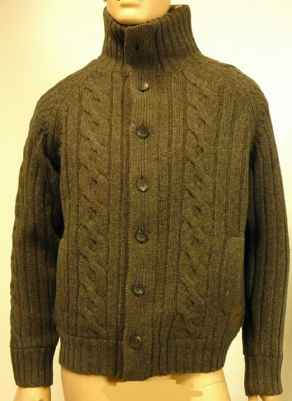 Blouson, Größe L, Foto siehe Anlage,
- aus bis zu ca. 5,2 mm dicken, buntgewirkten Gewirken aus lt. Antrag 100 % Wolle,
- über die Taille reichend (Rückenlänge: ca. 66 cm),
- mit Stehkragen,
- vorn mit einer durchgehenden Öffnung mit Reißverschluss, verdeckt von einer Patte mit
  Knopfverschluss von links auf rechts (Männerkleidung), 
- mit langen Ärmeln, die über den unteren Rand des Kleidungsstücks hinausreichen, 
- vorn mit zwei Taschen unterhalb der Taille,
- gefüttert,
- am unteren Rand mit einem gerippten, verengenden Bund.

"Blouson, aus Gewirken, aus Wolle, für Männer"