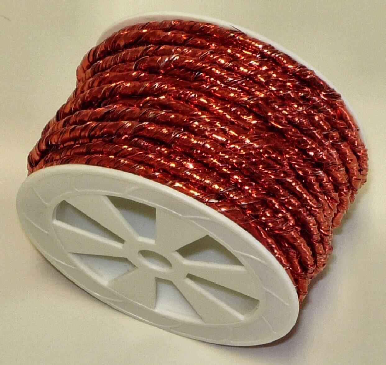 Metallisiertes Garn, sog. Geschenkband, Foto siehe Anlage,
- als Meterware, auf einer Rolle zu 500 cm,
- laut Untersuchungsergebnis:
-- mit einem gimpenartigen Aufbau, bestehend aus einer "Seele" aus einem gezwirnten Garn aus gefalteten und 
   gedrehten Papiergarnen der Position 5308, der spiralartig mit einem längsgefalteten und zusammengedrückten 
   metallisierten Streifen aus synthetischer Spinnmasse umwickelt ist, damit keine Ware der Position 5806,
-- mit einer Breite von ca. 3 - 4 mm.

"Metallisiertes Garn, bestehend aus mit Metall überzogenen Streifen der Position 5404"