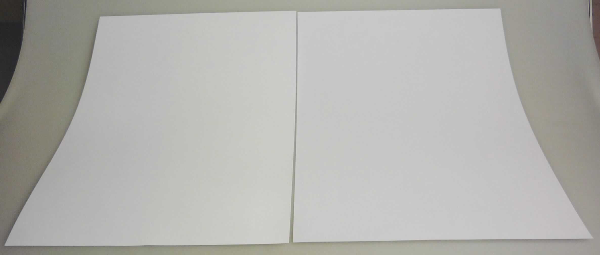 Bei dem als "Glossy Hochglanz Fotopapier" bezeichneten Erzeugnis handelt es sich nach dem Untersuchungsergebnis um einseitig mit anorganischen Stoffen gestrichenes Papier aus gebleichtem, chemischem Halbstoff aus Holz, mit einem auf die Gesamtfasermenge bezogenen Gehalt an Sulfat- oder Natronzellstoff von weniger als 80 GHT, ohne Gehalt an mechanischem oder chemisch-mechanischem Halbstoff. Es hat ein Quadratmetergewicht von weniger als 150 g, weist einen Aschegehalt von mehr als 3 GHT sowie einen Weißgrad von mehr als 84% auf. Es wird in ungefalteten Bogen (Format DIN A4) eingeführt, die zu 50 Stück gemeinsam mit bedruckten Papiereinlegern und einem Pappzuschnitt in Kunststofffolie verpackt sind. 

Derartige Waren gehören als "Papiere und -pappen, einseitig mit anorganischen Stoffen gestrichen, von der Art wie sie als Schreibpapiere, Druckpapiere oder als Papiere zu anderen grafischen Zwecken verwendet werden, ohne Gehalt an Fasern in einem mechanischen oder chemisch-mechanischen Aufbereitungsverfahren gewonnen, in Bogen, die ungefaltet auf einer Seite nicht mehr als 435 mm und auf der anderen Seite nicht mehr als 297 mm messen, mit einem Quadratmetergewicht von mindestens 70 g und höchstens 400 g und einem Weißgrad von mehr als 84 % (gemessen nach ISO 2470-1), ohne Kraftpapiere und -pappen" zum TARIC-Code 4810 14 00 20.

Das Papier entspricht nicht der betroffenen Ware, die Gegenstand der Durchführungsverordnung (EU) Nr. 451/2011 des Rates vom 6. Mai 2011 zur Einführung eines endgültigen Antidumpingzolls und zur endgültigen Vereinnahmung des vorläufigen Zolls auf die Einfuhren von gestrichenem Feinpapier mit Ursprung in der Volksrepublik China ist.