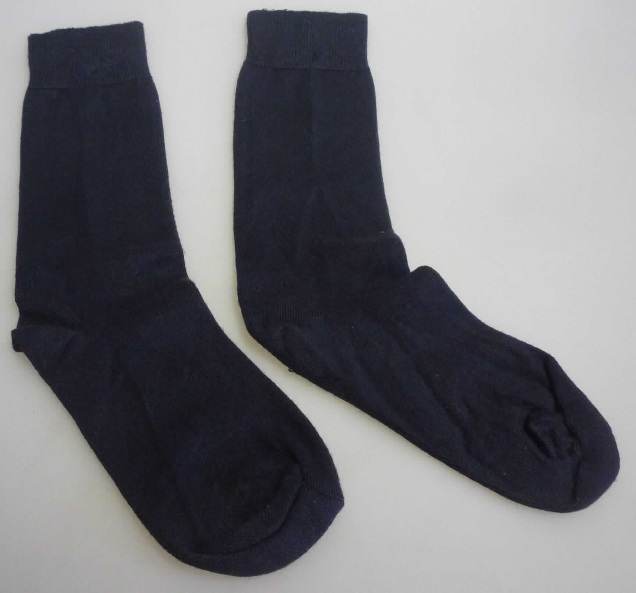 Socken, sog. Strick Socken, Art. RSASK-TM, in Erwachsenengröße, Foto siehe Anlage,
- paarweise auf einer bedruckten Pappkarte aufgebracht,
- aus ca. 1,3 mm dicken, einfarbigen Gewirken aus laut Antrag 85 % Modal (künstliche Chemiefasern), 14 % Nylon 
  und 1 % Elasthan (beides synthetische Chemiefasern),
- schlauchförmig abgepasst gewirkt und an den Fußspitzen durch Zusammennähen konfektioniert; mit 
  ausgearbeiteter Ferse, 
- am oberen Rand mit einem ca. 3,5 cm breiten, elastischen Abschluss versehen,
- die Knöchel bedeckend, nicht über die Waden reichend.

"Socken aus Gewirken, aus künstlichen Chemiefasern"