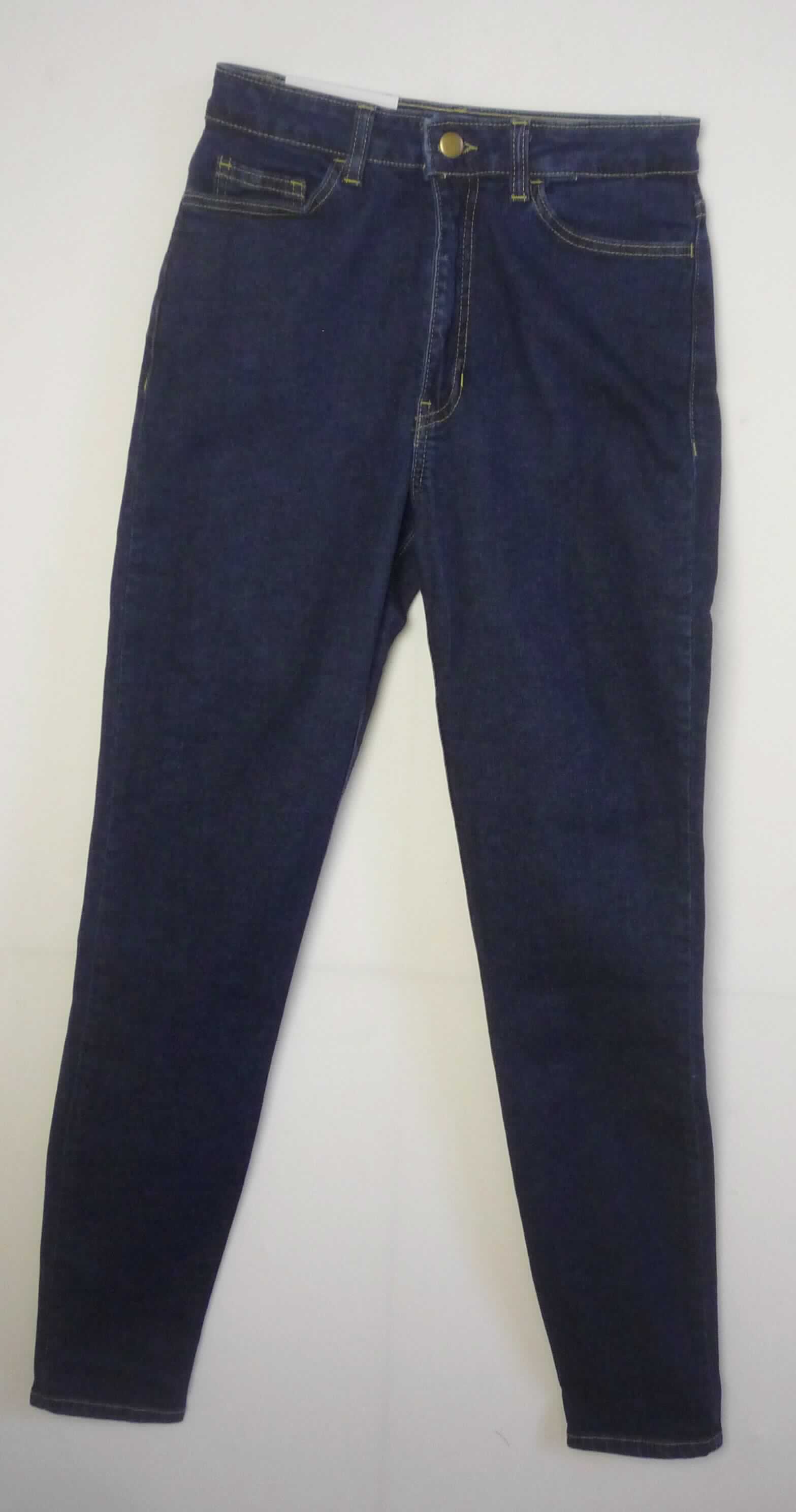 Lange Hose, sog. gewebte Jeans Hose, Art. RSADS300, Größe 28, Foto siehe Anlage,
- aus ca. 0,9 mm dicken, buntgewebten, köperbindigen Denimgeweben aus laut Antrag 98 % Baumwolle und
  2 % Elasthan (synthetische Chemiefasern),
- in der Taille abschließend, mit einem angesetzten Bund mit Gürtelschlaufen,
- vorn mit einer Öffnung mit Reißverschluss und Patte von links über rechts (Männerkleidung), die im Taillenbund 
  mit einem Knopf geschlossen wird,
- vorn mit drei eingesetzten Taschen und hinten mit zwei aufgesetzten Gesäßtaschen, 
- mit langen Hosenbeinen; an den Beinabschlüssen durch Umschlagen und Festnähen gesäumt,
- keine Arbeits- und Berufskleidung.

"Lange Hose, aus Geweben, für Männer, aus Baumwolle, keine Arbeits- und Berufskleidung, aus Denim"