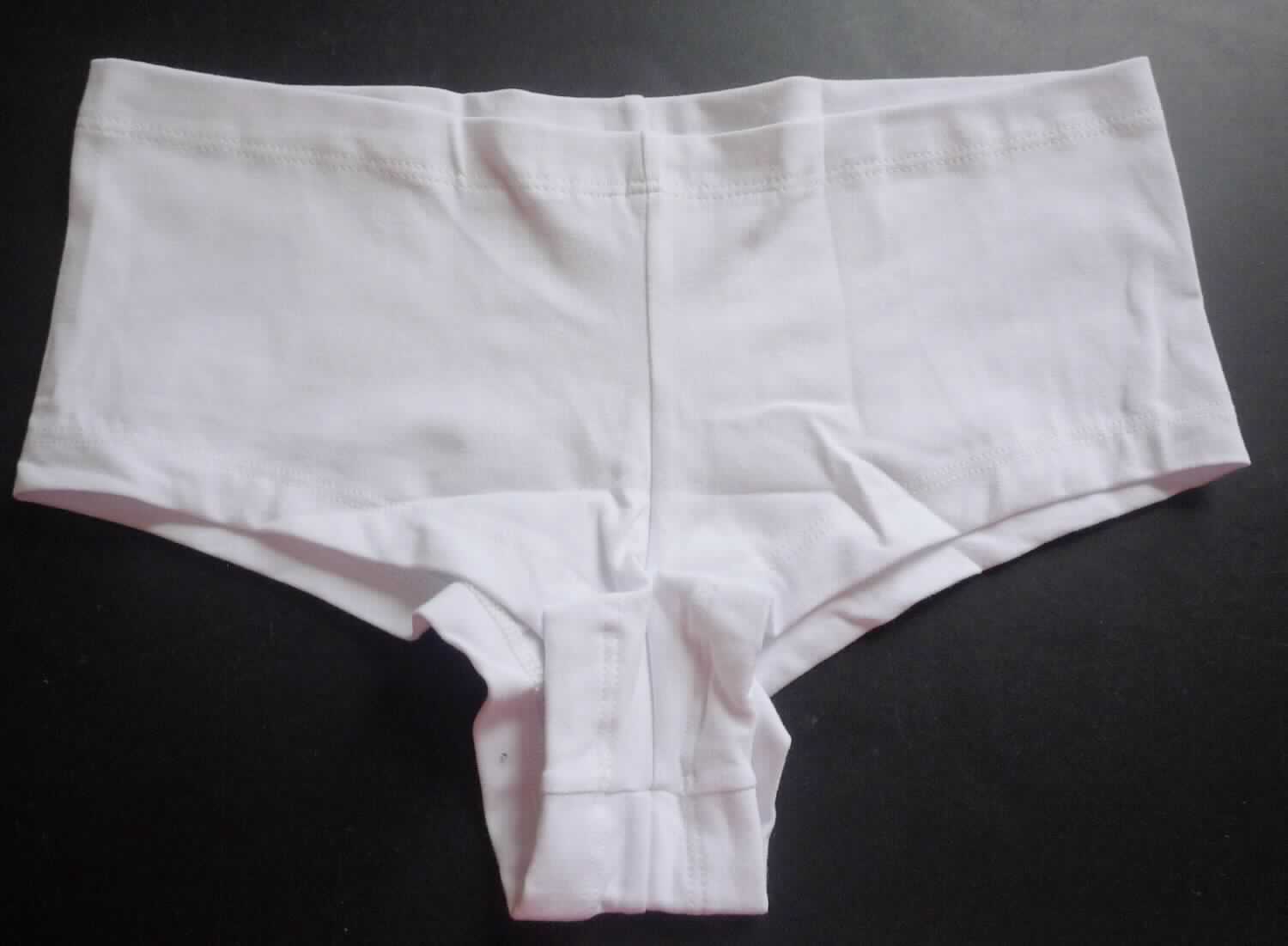 Slip, sog. Strick Unterhose, Art. 8301, Größe M, Foto siehe Anlage,
- in einem Polybeutel verpackt,
- aus ca. 0,6 mm dicken, einfarbigen Gewirken aus laut Antrag 95 % Baumwolle und 5 % Elasthan (synthetische 
  Chemiefasern),
- als Taillenslip gearbeitet, an allen Rändern durch Umschlagen und Festnähen gesäumt,
- ohne Öffnung und ohne Verschluss,
- aufgrund des Schnitts eindeutig als Frauenkleidung erkennbar,
- mit hohen Beinausschnitten.

"Slip, aus Gewirken, für Frauen, aus Baumwolle"