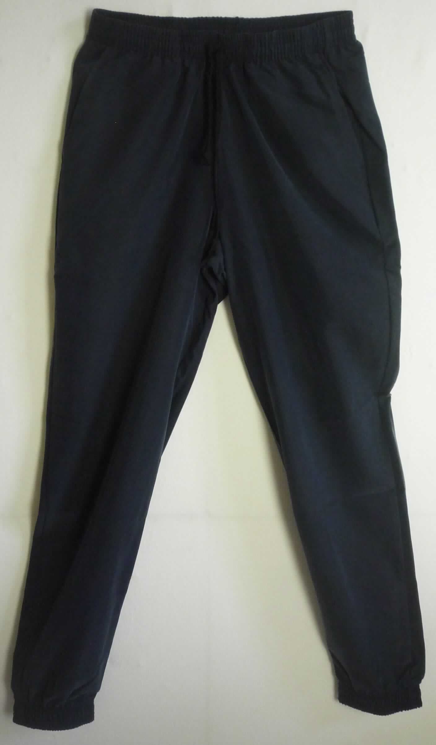 Lange Hose, Art. RSAMOS301, Größe S, Foto siehe Anlage,
- aus ca. 0,3 mm dicken, buntgewirkten Geweben aus laut Antrag 72 % Modal (künstliche Chemiefasern) und 
  28 % Polyester (synthetische Chemiefasern),
- in der Taille abschließend; mit einem ca. 3,5 cm breiten, angesetzten, elastischen Taillenbund mit Tunnelzug,
- ohne Öffnung und ohne Verschluss; ohne Hinweise auf den Trägerkreis (unisex),
- seitlich mit zwei eingesetzten, offenen Taschen, 
- mit knöchellangen Hosenbeinen, an den Beinabschlüssen elastisch verengt und durch Umschlagen und 
  Festnähen gesäumt,
- keine Arbeits- und Berufskleidung.

"Lange Hose, aus Geweben, für Frauen, aus künstlichen Chemiefasern, keine Arbeits- und Berufskleidung, 
 nicht nach dem Batik-Verfahren handbedruckt"