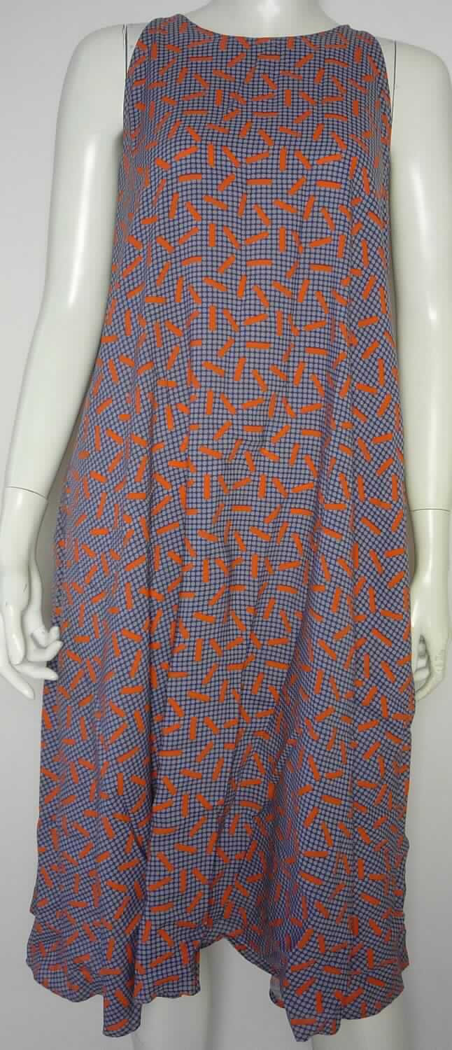 Kleid, sog. gewebtes Viskose Kleid für Frauen, Art. RSARCH309P, in Einheitsgröße, Foto siehe Anlage,
- aus ca. 0,4 mm dicken, bedruckten Geweben aus laut Antrag 100 % Viskose (künstliche Chemiefasern),
- über die Knie reichend (Rückenlänge: ca. 106 cm), 
- mit einem runden Ausschnitt; hinten mit einer kurzen Öffnung mit Knopfverschluss am oberen Rand, 
- ärmellos, mit weiten Armausschnitten,
- am unteren Rand durch Umschlagen und Festnähen gesäumt,
- kann ohne ein weiteres, den Unterkörper bedeckendes Kleidungsstück getragen werden.

"Kleid, aus Geweben, für Frauen, aus künstlichen Chemiefasern, nicht nach dem Batik-Verfahren handbedruckt"