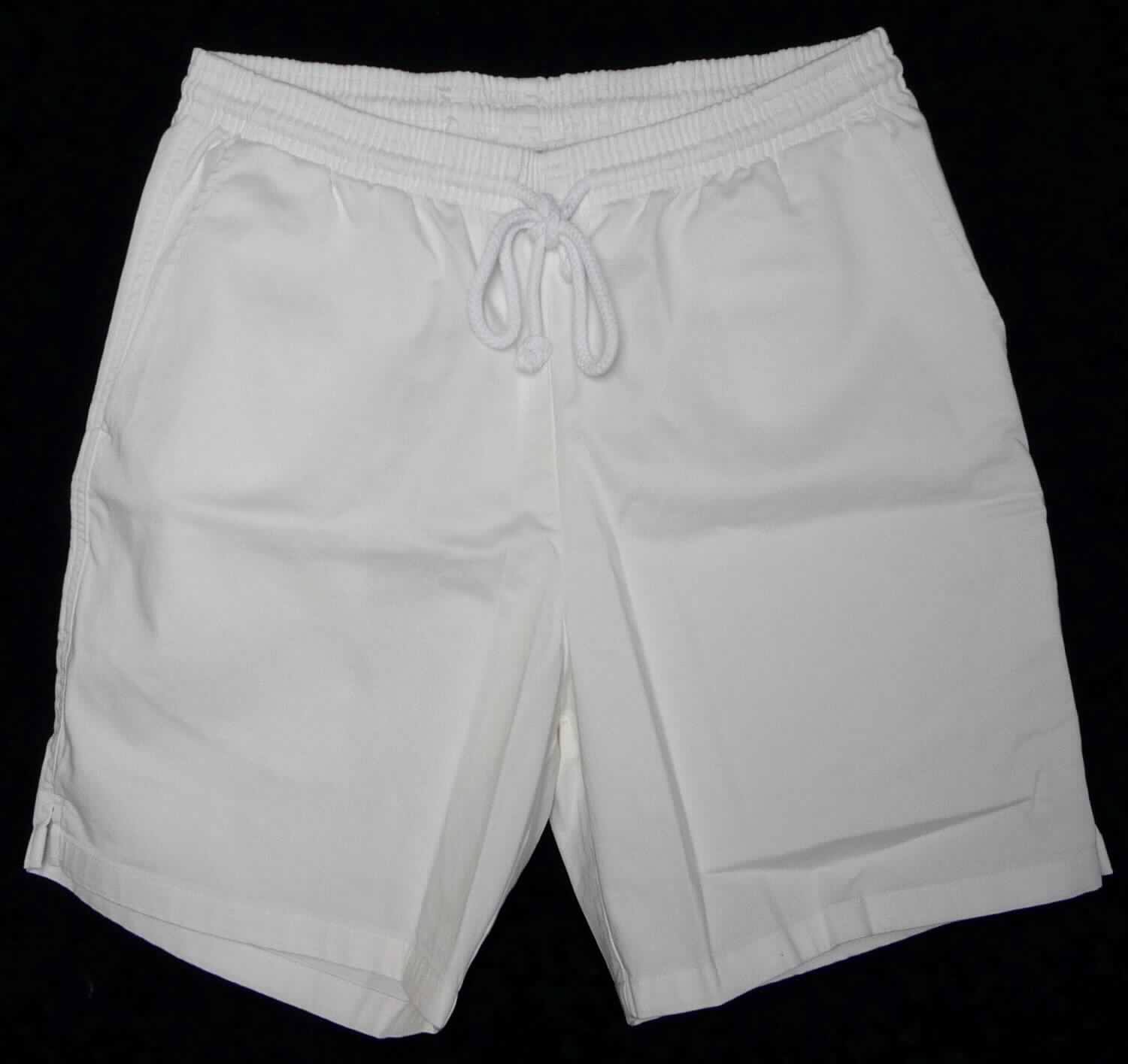 Kurze Hose, sog. Unisex Short, Art. RSA0420, Größe S, Foto siehe Anlage,
- aus ca. 0,5 mm dicken, einfarbigen Geweben aus laut Antrag 98 % Baumwolle und 2 % Elasthan (synthetische 
  Chemiefasern),
- in der Taille abschließend, mit einem ca. 3,5 cm breiten, elastischen Taillenbund mit Tunnelzug,
- ohne Hinweise auf den Trägerkreis (unisex),
- seitlich mit zwei eingesetzten, offenen Taschen und hinten mit einer aufgesetzten, offenen Gesäßtasche,
- mit kurzen Hosenbeinen, die nicht die Knie bedecken (Seitenlänge: ca. 40 cm), 
- an den Beinabschlüssen durch Umschlagen und Festnähen gesäumt.

"Kurze Hose, aus Geweben, für Frauen, aus Baumwolle, nicht nach dem Batik-Verfahren handbedruckt"