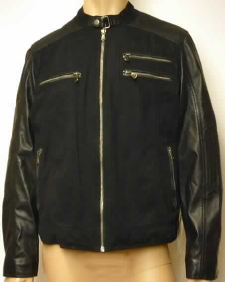 Kleidung (Jacke) aus Leder, sog. Herrenjacke, Modell 32568, Foto siehe Anlage, 
- aus Leder an den langen Ärmeln, im Schulterbereich, dem Druckknopfriegel am Kragen und den
  Druckknopfriegeln auf der Rückseite,
- aus einfarbigen Geweben aus Spinnstoffen im Hauptkörper und im Kragenbereich,
- nach dem Umfang sind Leder und Gewebe aus Spinnstoffen annährend gleich, nach dem
  Wert verleiht jedoch das Leder der Jacke den wesentlichen Charakter,
- gefüttert,
- über die Taille reichend,
- mit Stehkragen; mit einer Druckknopflasche am Kragen mit einer Überlappung von links auf rechts,
- vorn mit einer durchgehenden Öffnung mit Reißverschluss, 
- mit langen Ärmeln; an den Ärmelenden mit ca. 14 cm hoch reichenden Reißverschlüssen,
- mit drei eingesetzten Brusttaschen mit Reißverschluss und zwei eingesetzten Taschen
  mit Reißverschluss unterhalb der Taille,
- im Rückenteil am unteren Rand mit jeweils seitlich angebrachten Druckknopfriegeln.

"Kleidung, aus Leder"