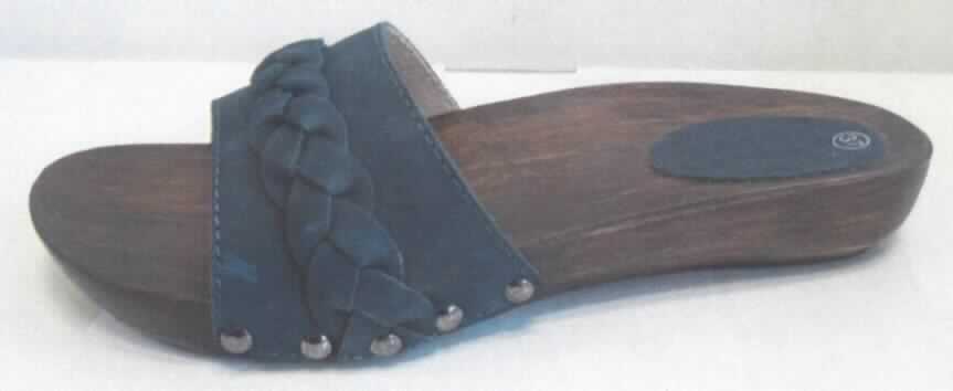 Freizeitsandalen (lt. Antrag: "Damen Holzpantoletten, Art. Nr. 204294", Foto siehe Anlage)
- mit Laufsohlen aus (lt. Antrag) Kautschuk; mit einer Hauptsohle aus Holz, ohne Innensohle,
- mit zehenfreiem Oberteil aus Leder,
- mit einem geflochtenen Lederband über dem Spann verziert,
- nicht handgearbeitet,
- nicht den Knöchel bedeckend, 
- ohne Metallschutz in der Vorderkappe

"Schuhe mit Laufsohlen aus Kautschuk und Oberteil aus Leder, andere als 
 in den Unterpositionen 6403 1200 00 bis 6403 9905 10 genannt"