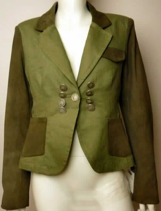 Kleidung (Jacke) aus Leder, sog. Damenjacke, Modell 49189, Foto siehe Anlage, 
- aus Leder an den langen Ärmeln, am Kragen, an den aufgesetzten Taschen unterhalb der
  Taille und der Taschenpatte im Brustbereich,
- aus einfarbigen Geweben aus Spinnstoffen im Hauptkörper und im Ellenbogenbereich an
  den Ärmeln,
- nach dem Umfang sind Leder und Gewebe aus Spinnstoffen annährend gleich, nach dem
  Wert verleiht jedoch das Leder der Jacke den wesentlichen Charakter,
- gefüttert,
- über die Taille reichend,
- mit Reverskragen,
- vorn mit einer durchgehenden Öffnung mit Knopfverschluss von rechts über links, 
- mit langen Ärmeln,
- mit einer aufgesetzten Brusttasche mit Patte,
- mit zwei aufgesetzten Taschen im Bereich der Taille.

"Kleidung, aus Leder"