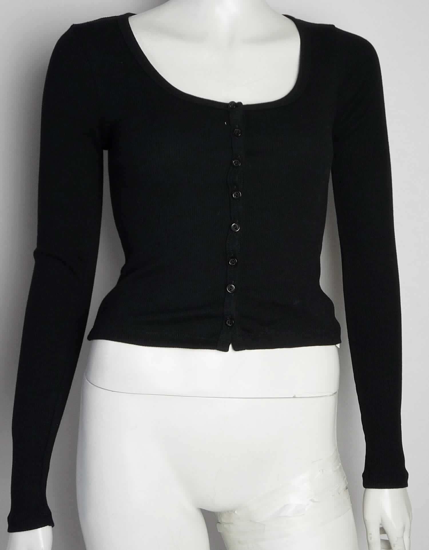 Hemdbluse, sog. Strick Langarm Croptop, Artikelnummer RSA3306, Größe S, Foto siehe Anlage,
- aus ca. 0,7 mm dicken, einfarbigen, gerippt gewirkten Gewirken aus laut Antrag 100 % Baumwolle; 
  mit durchschnittlich mehr als 10 Maschen in jeder Richtung je linearen Zentimeter,
- über die Taille reichend (Rückenlänge: ca. 45 cm),
- mit einem runden Halsauschnitt,
- vorn mit einer durchgehenden Öffnung mit Knopfverschluss von rechts über links (Frauenkleidung),
- mit langen Ärmeln, an den Ärmelenden gesäumt,
- den Hemden für Männer entsprechend zugeschnitten,
- am unteren Rand durch Umschlagen und Festnähen gesäumt,
- erfüllt die Merkmale zur Einreihung als Hemdbluse, somit keine Ware der Position 6114.

"Hemdbluse, aus Gewirken, für Frauen, aus Baumwolle"