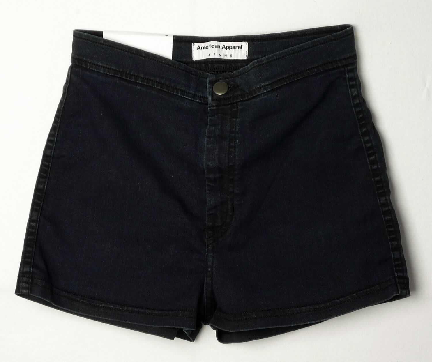 Kurze Hose, sog. gewebte Short für Frauen, Art. RSAMS301, Größe M, Foto siehe Anlage,
- aus ca. 0,6 mm dicken, gefärbten Geweben aus laut Antrag 77% Baumwolle, 21 % Polyester und 2 % Elasthan 
  (beides Chemiefasern),
- in der Taille abschließend, mit einem ca. 3,5 cm breiten, angesetzten Taillenbund,
- vorn mit einer Öffnung mit Reißverschluss und Patte von links über rechts (Männerkleidung; deshalb keine Ware
  der Position 6204), die im Bund mit einem Knopf geschlossen wird,
- hinten mit zwei aufgesetzten Gesäßtaschen, 
- mit kurzen Hosenbeinen, die nicht die Knie bedecken (Seitenlänge: ca. 28 cm),
- an den Beinabschlüssen durch Umschlagen und Festnähen gesäumt.

"Kurze Hose, aus Geweben, für Männer, aus Baumwolle"