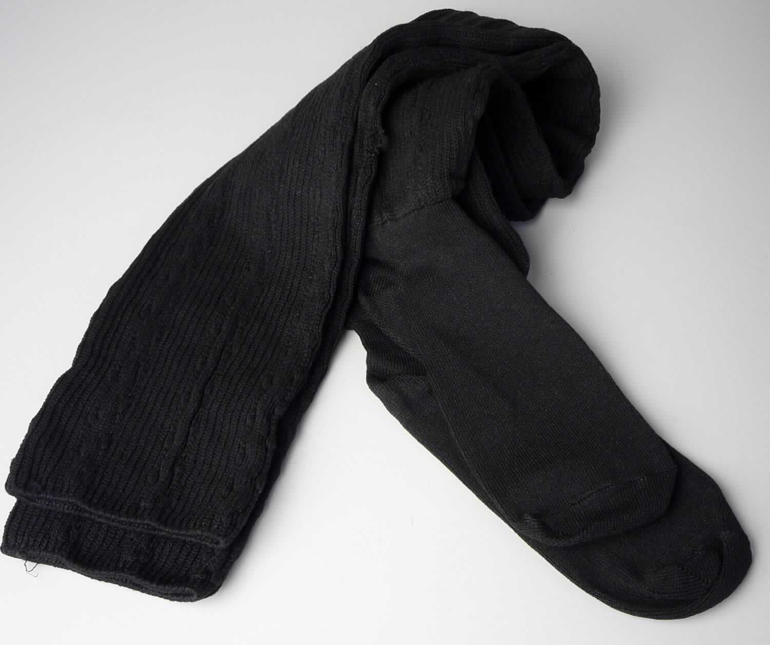 Kniestrümpfe, sog. Stricksocken, Artikelnummer RSASKTH-5, in Einheitsgröße, Foto siehe Anlage,
- paarweise an einer bedruckten Pappkarte aufgemacht, 
- aus ca. 2,8 mm dicken, einfarbigen, musterbildend gewirkten Gewirken aus laut Antrag 84 % Polyester, 
  13 % Nylon und 3 % Elasthan (alles synthetische Chemiefasern); mit einem Titer der einfachen Garne von 
  augenscheinlich mehr als 67 dtex, 
- schlauchförmig abgepasst gewirkt und an den Fußspitzen durch Zusammennähen konfektioniert,
- mit ausgearbeiteter Ferse,
- am oberen Rand mit einem elastischen Abschluss, 
- die Wade bedeckend, bis leicht über das Knie reichend,
- ohne degressive Kompression.

"Kniestrümpfe aus Gewirken, nicht mit degressiver Kompression, mit einem Titer der einfachen Garne von mehr 
 als 67 dtex, aus synthetischen Chemiefasern"