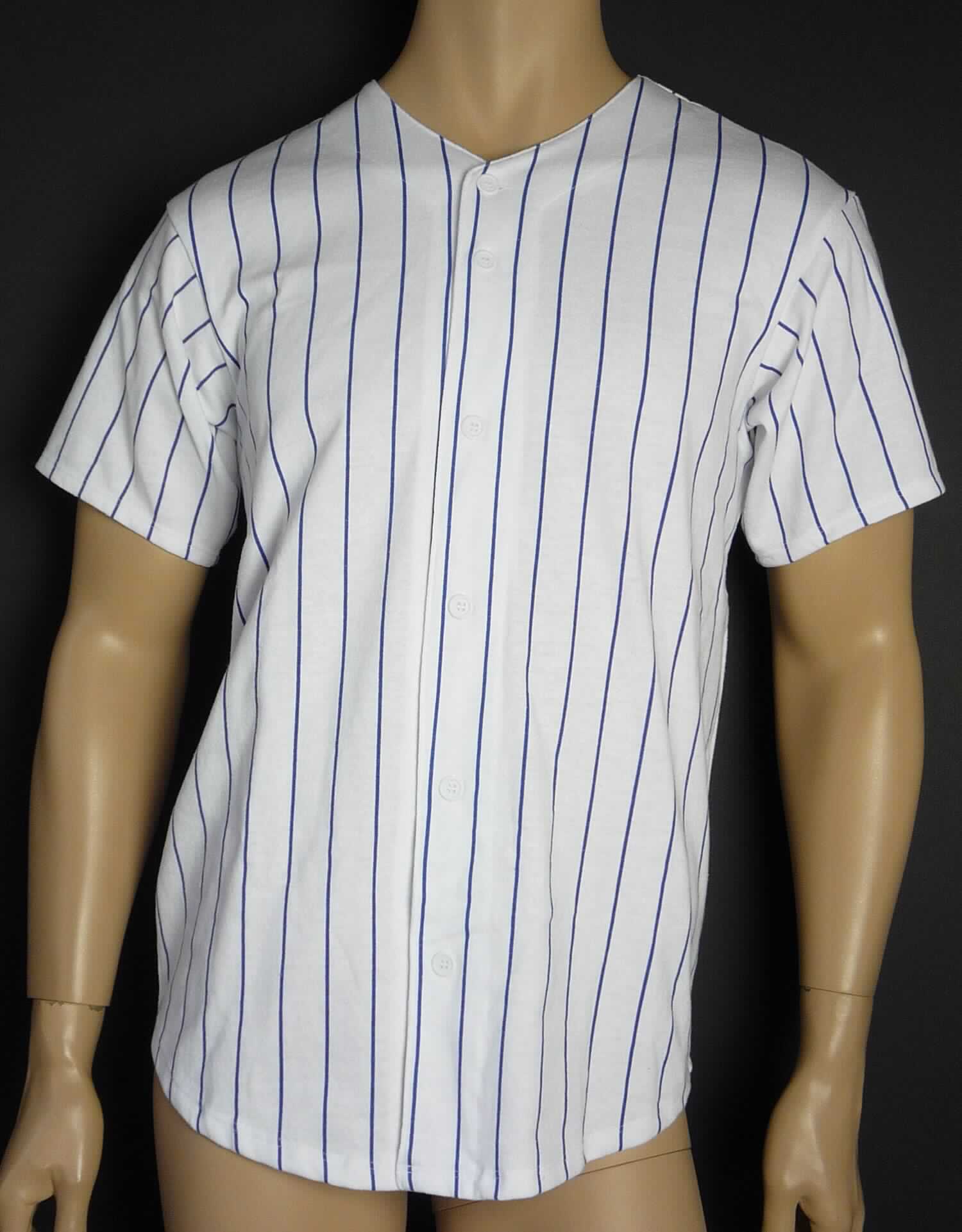 Hemd, sog. Strick Baseball Tee, Artikelnummer RSA1403P, Größe XS, Foto siehe Anlage,
- aus ca. 0,7 mm dicken, buntbedruckten Gewirken aus laut Antrag 50 % Baumwolle und 50 % Polyester 
  (synthetische Chemiefasern); mit durchschnittlich 9 Maschen in horizontaler und 14 Maschen in vertikaler
  Richtung je linearen Zentimeter,
- über die Taille reichend (Rückenlänge: ca. 74 cm),
- mit einem V-förmigen Halsausschnitt,
- vorn mit einer durchgehenden Öffnung mit Knopfverschluss von links auf rechts (Männerkleidung),
- mit kurzen Ärmeln, an den Ärmelenden gesäumt,
- am unteren Rand abgerundet gearbeitet und durch Umschlagen und Festnähen gesäumt.

"Hemd, aus Gewirken, für Männer, aus synthetischen Chemiefasern"