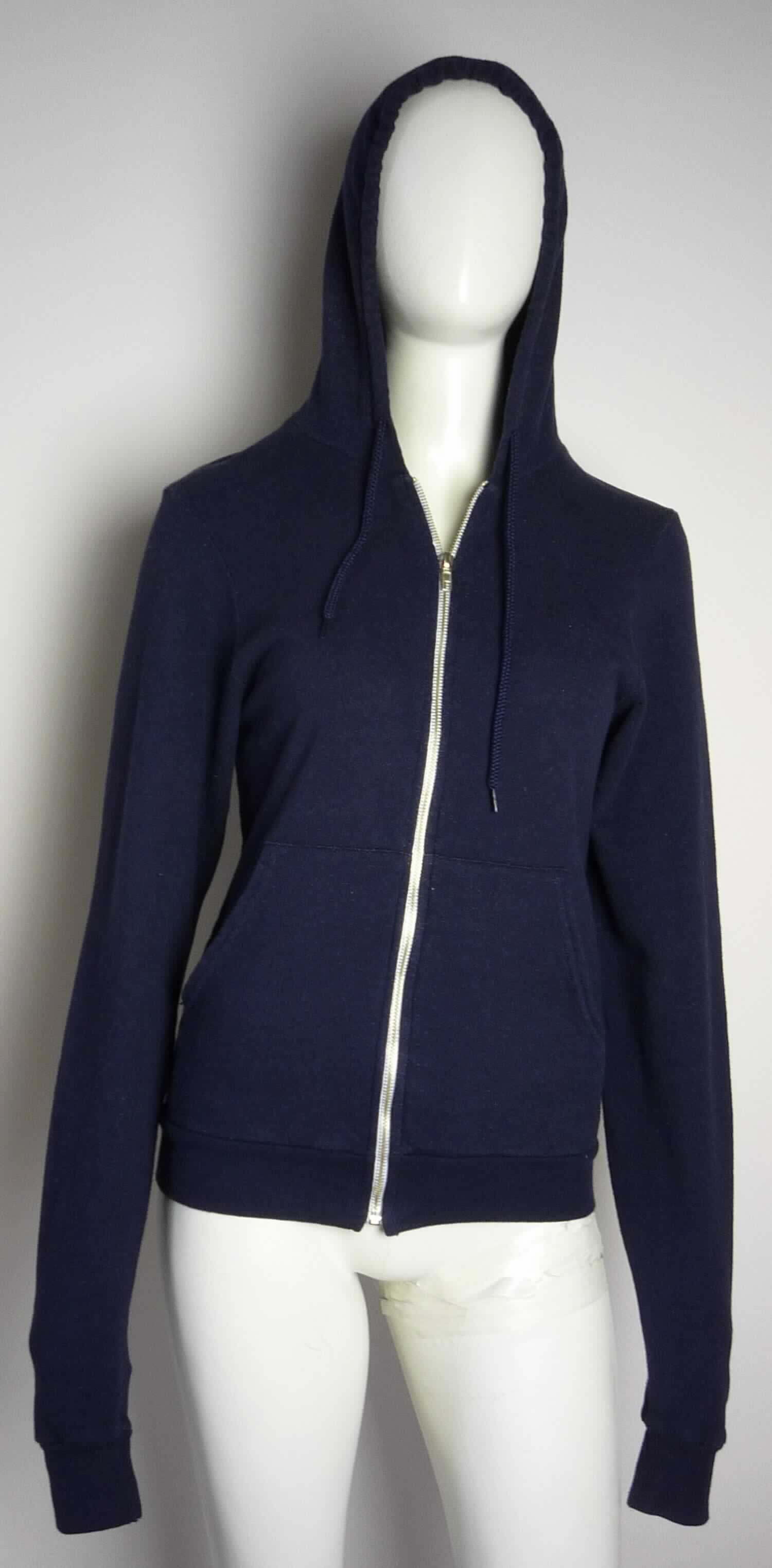 Blouson, sog. Strick Kapuzenpulli, Art. RSAFS400, Größe XS, Foto siehe Anlage,
- aus ca. 1,3 mm dicken, buntgewirkten Gewirken (melierte Garne) aus laut Antrag 70 % Baumwolle und 
  30 % Polyester (synthetische Chemiefasern), 
- über die Taille reichend (Rückenlänge: ca. 63 cm),
- mit einer Kapuze mit Kordelzug,
- vorn mit einer durchgehenden Öffnung mit Reißverschluss, ohne Hinweise auf den Trägerkreis (unisex),
- mit langen Ärmeln, die über den unteren Rand des Kleidungsstücks hinausreichen; mit angesetzten, verengenden 
  Bündchen an den Ärmelenden,
- mit zwei aufgesetzten, offenen Taschen unterhalb der Taille,
- am unteren Rand mit einem angesetzten, verengenden Bund,
- erfüllt die Merkmale zur Einreihung als Blouson, somit keine Ware der Position 6110.

"Blouson, aus Gewirken, für Frauen, aus Baumwolle"