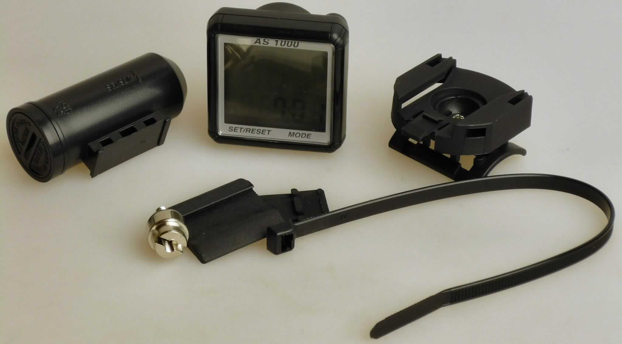 Sog. Fahrradcomputer (Art. 40.114) in Form einer Warenzusammenstellung in Aufmachung für den Einzelverkauf, im Wesentlichen bestehend aus
- einem noch nicht zusammengesetzten Multifunktionsgerät mit LC-Display, zwei Druckttastknöpfen, Lenkerhalterung, einem Speichenmagneten, sowie einem über Funk verbundenen Radsensor (funktionelle Einheit), 
- Kunststoffpads und Kabelbindern zur Montage, sowie
- einer Bedienungsanleitung (äußere Form: siehe Abbildung in der Anlage). 

Der Fahrradcomputer ermittelt und zeigt wahlweise die aktuelle, durchschnittliche und maximal gefahrene Geschwindigkeit, die Tages- und Gesamtstrecke, sowie die Tagesstrecken-Fahrtzeit und die Uhrzeit an. Innerhalb der Position 9029 ist keine charakterbestimmende Haupttätigkeit ermittelbar. Die integrierte Uhrenfunktion ist nebensächlich und wird zum Berechnen der Geschwindigkeit benötigt.   

Das Multifunktionsgerät bestimmt den Charakter der Warenzusammenstellung im Bezug auf die Verwendung. Alle Bestandteile sind in einer Blisterverpackung für den Einzelverkauf aufgemacht.

Die Ware wird als "Tachometer und andere Geschwindigkeitsmesser für Landfahrzeuge, nicht von Position 9014 oder 9015 erfasst" eingereiht.