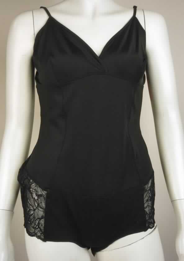 Einteilige Unterwäsche, sog. Shaping Body, Art. YT4-016 Kayla Teddie, Größe L, Foto siehe Anlage,
- aus ca. 0,5 mm dicken, einfarbigen, elastischen Gewirken aus lt. Antrag 82 % Polyester und 18 % Elasthan 
  bzw. 81 % Nylon und 19 % Elasthan (beides synthetische Chemiefasern), vorn teilweise doppellagig gearbeitet; 
  im Bereich des Slips seitlich und hinten aus ca. 0,6 mm dicken, durchbrochen gearbeiteten Gewirken (sog. 
  Raschelspitze),
- mit schmalen, elastischen, verstellbaren Schulterträgern,
- im Rückenbereich mit einem Hakenverschluss,
- aufgrund des Schnitts eindeutig als Frauenkleidung erkennbar,
- mit ausgearbeiteten Büstenteilen ohne Stütz- und Haltefunktion,
- im unteren Teil wie ein Slip mit hohen Beinausschnitten (somit kein Korselett) gearbeitet,
- im Schritt doppellagig, mit Schrittöffnung mit unterlegtem Druckknopfverschluss,
- nach Schnitt und Ausstattung nicht dazu bestimmt, gewisse Teile des Körpers zu stützen, somit keine Ware der 
  Position 6212,
- das Kleidungsstück wird aufgrund des Materials und der Ausstattung üblicherweise in der oberen Hälfte nicht 
  sichtbar als Oberkleidung getragen, somit keine Ware der Position 6114.

"Unterwäsche, andere als in den Unterpositionen 6108 11 bis 6108 39 genannte, aus Gewirken, für Frauen, aus 
 Chemiefasern"