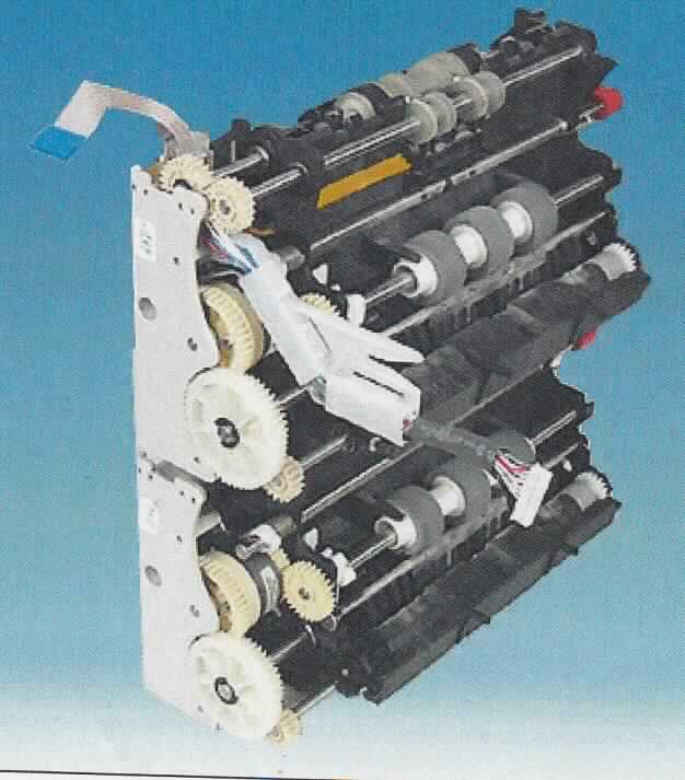 Bei der sog. Doppelabzugseinheit mit MDMS (mechanischer Dickenmessstation) handelt es sich um ein funktionsspezifisches Bauteil mit Zahnradbahnen und weiteren mechanischen Vorrichtungen, sowie diversen Anschlüssen für die Steuerungselektronik. Die Abzugseinheit ist dazu bestimmt, Banknoten einzeln aus den Geldkassetten innerhalb eines Bankautomaten zu ziehen und diese zum Sammeltransport (weiteres Bauteil, nicht Gegenstand dieser vZTA) zu transportieren. Die mechanische Dickenmessstation überprüft die Dicke der Banknoten. Sollten einmal 2 Noten übereinander liegen, meldet die Station dies an das System. Die Abzugseinheit wird über ein Modul von der Elektronik des Bankautomatens gesteuert und mit Strom versorgt.

Die Doppelabzugseinheit mit mechanischer Dickenmessstation ist Bestandteil einer komplexen Geldausgabevorrichtung und wird in Bankautomaten (UPos. (KN) 8472 9030) eingesetzt.

Die Ware wird als "Teil, erkennbar ausschließlich für Maschinen und Apparate der Position 8472 bestimmt, nicht von der UPos. (KN) 8473 4011 erfasst" eingereiht.

Anlage: 1 Abbildung
