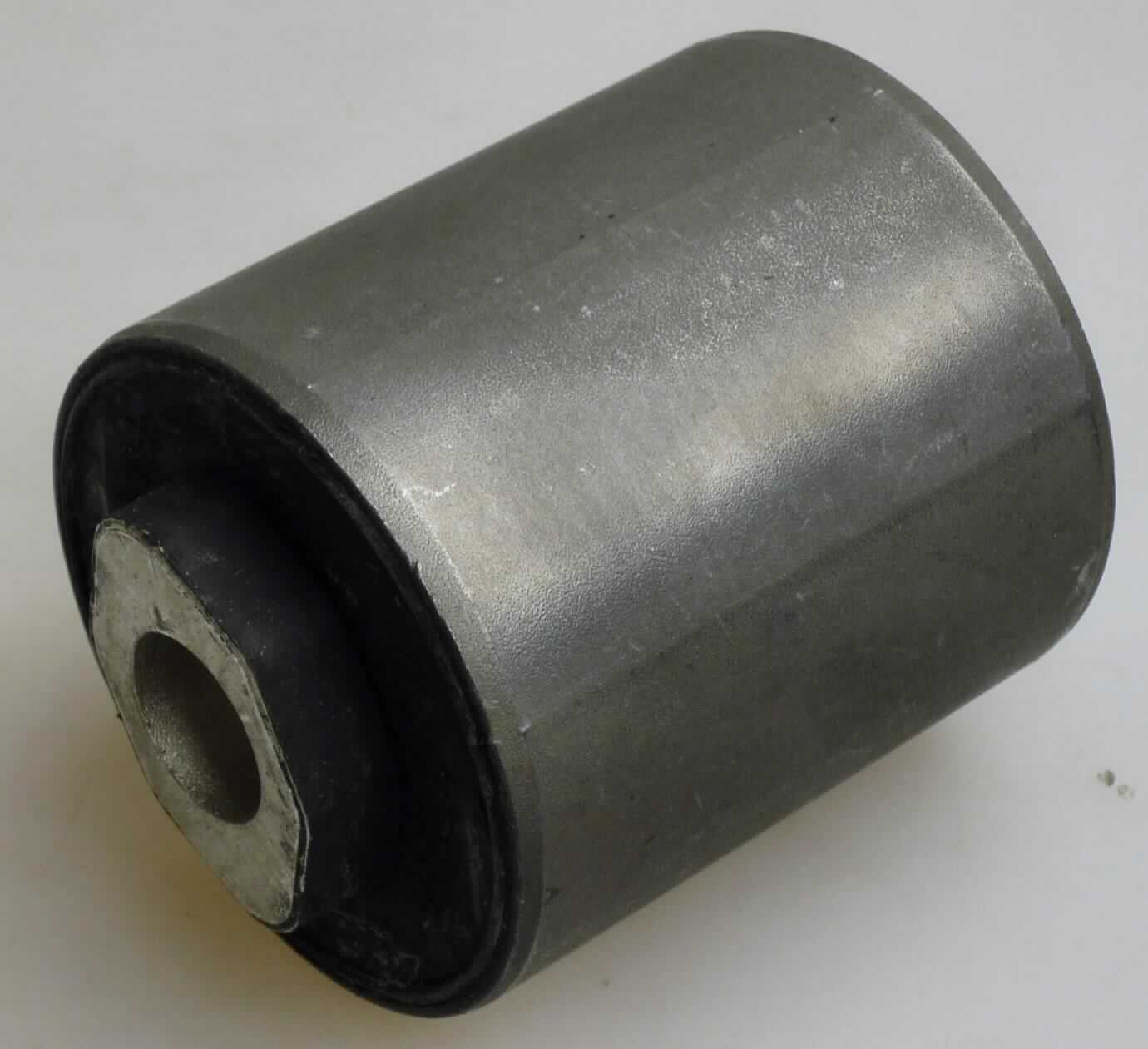 Angaben des Antragstellers: 
Bushing aus Kautschuk und Metall

Feststellungen an einem Warenmuster:
Zwei Metallhülsen, die über ein schwarzes, elastisches Material verbunden sind. Das Formteil wird an Kraftfahrzeugen verwendet.

Es liegt eine Ware aus Weichkautschuk für Kraftfahrzeuge der Unterposition 4016 9952 vor.
