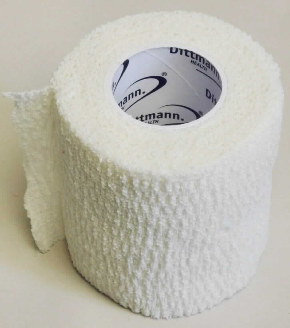 Binde zu medizinischen Zwecken

Bei dem vorgelegten Warenmuster handelt es sich um eine weiße selbsthaftende, längselastische Binde mit einer Breite von etwa 6 cm und einer Länge von etwa 3,5 m. Die Binde ist auf eine Papphülse aufgerollt, einzeln in einem bedruckten, transparenten Kunststoffbeutel verpackt und in einem bedruckten Karton für den Einzelverkauf aufgemacht. Die Ware wird als Bandage für sportmedizinische Stütz-, Kompressions- und  Entlastungsverbände verwendet.

Es handelt sich um ein den Watte, Gaze, Binden der Position 3005 der Kombinierten Nomenklatur ähnliches Erzeugnis (Bandage) in Aufmachung für den Einzelverkauf zu medizinischen Zwecken, bestehend aus Spinnstoffen, andere (als Gaze und Waren daraus).