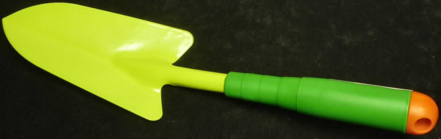 "Pflanz-Schaufel"
Es handelt sich um etwa 34 cm große  Handschaufeln mit arbeitendem Teil aus unedlem Metall. Sie weisen ein längliches, gewölbtes, spitz zulaufendes Schaufelblatt aus Stahl mit einem Handgriff mit Aufhängeöse aus Kunststoff (PP) auf (Antragstellerangaben). Das Schaufelblatt ist farbig lackiert.  

Abbildung siehe Anlage.

Derartige Erzeugnisse gehören als "Schaufeln" zur Codenummer 8201 1000 00 des Integrierten Zolltarifs der EG (TARIC).